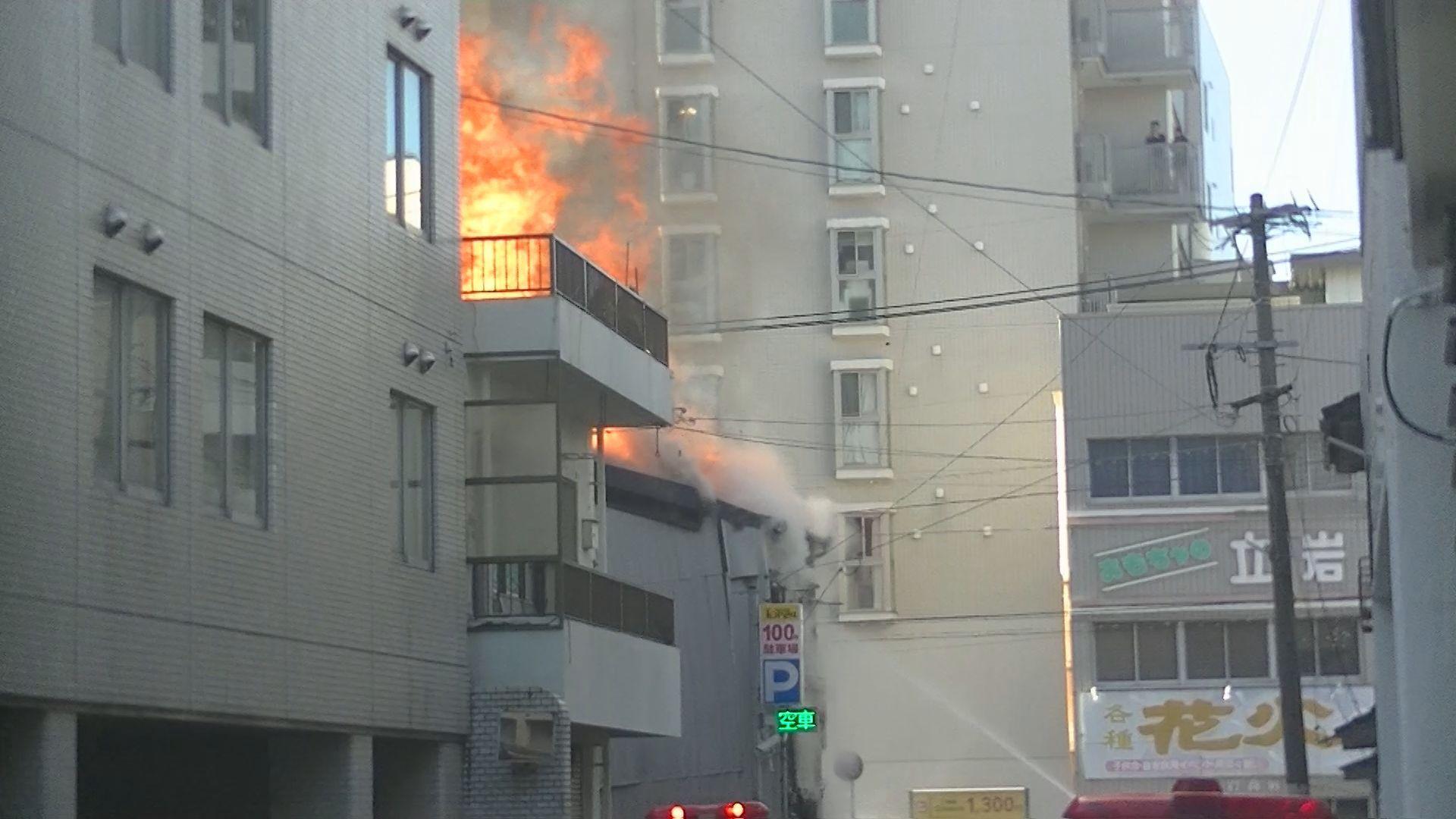 【長崎】「ビルの4階まで炎が…」長崎市中心部で住宅火災　けが人なし