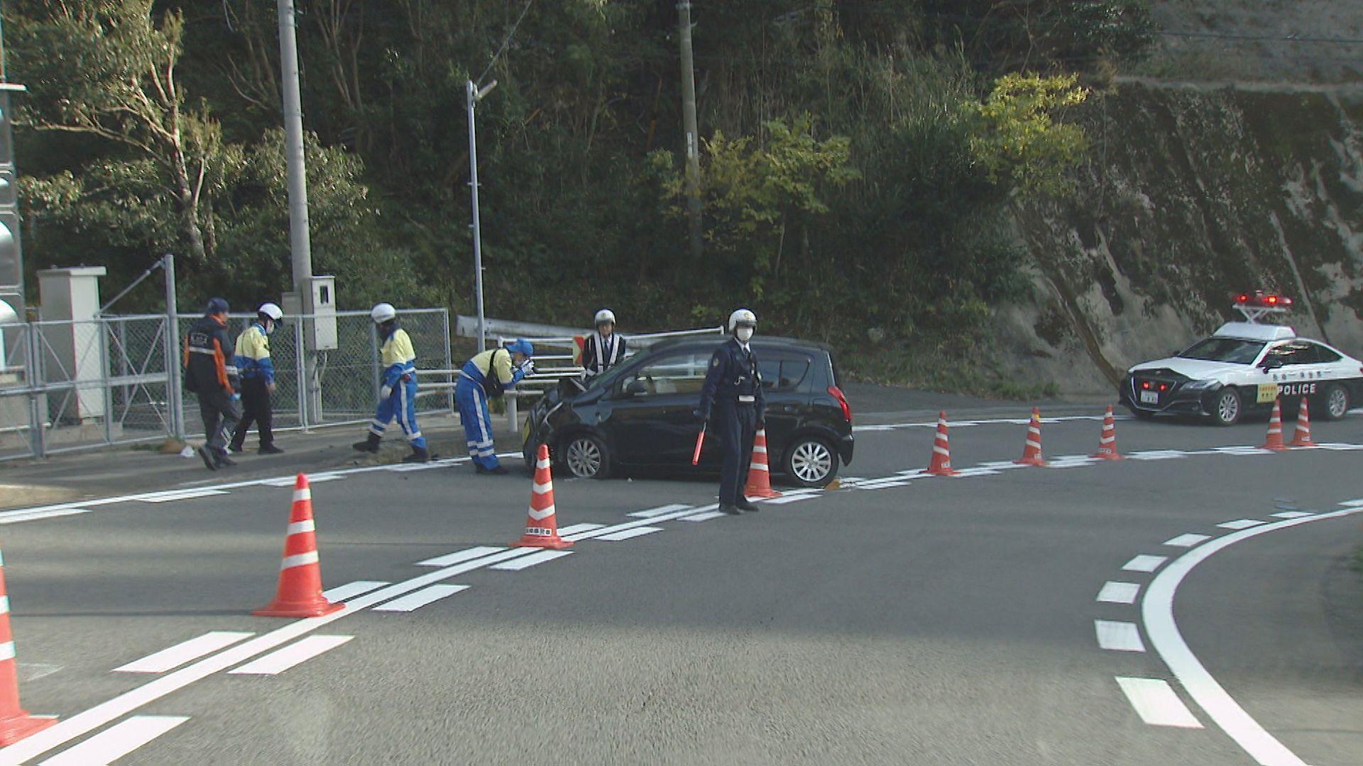 西彼・長与町で高齢男女が乗る車が下り坂途中のカーブを曲がり切れずに事故