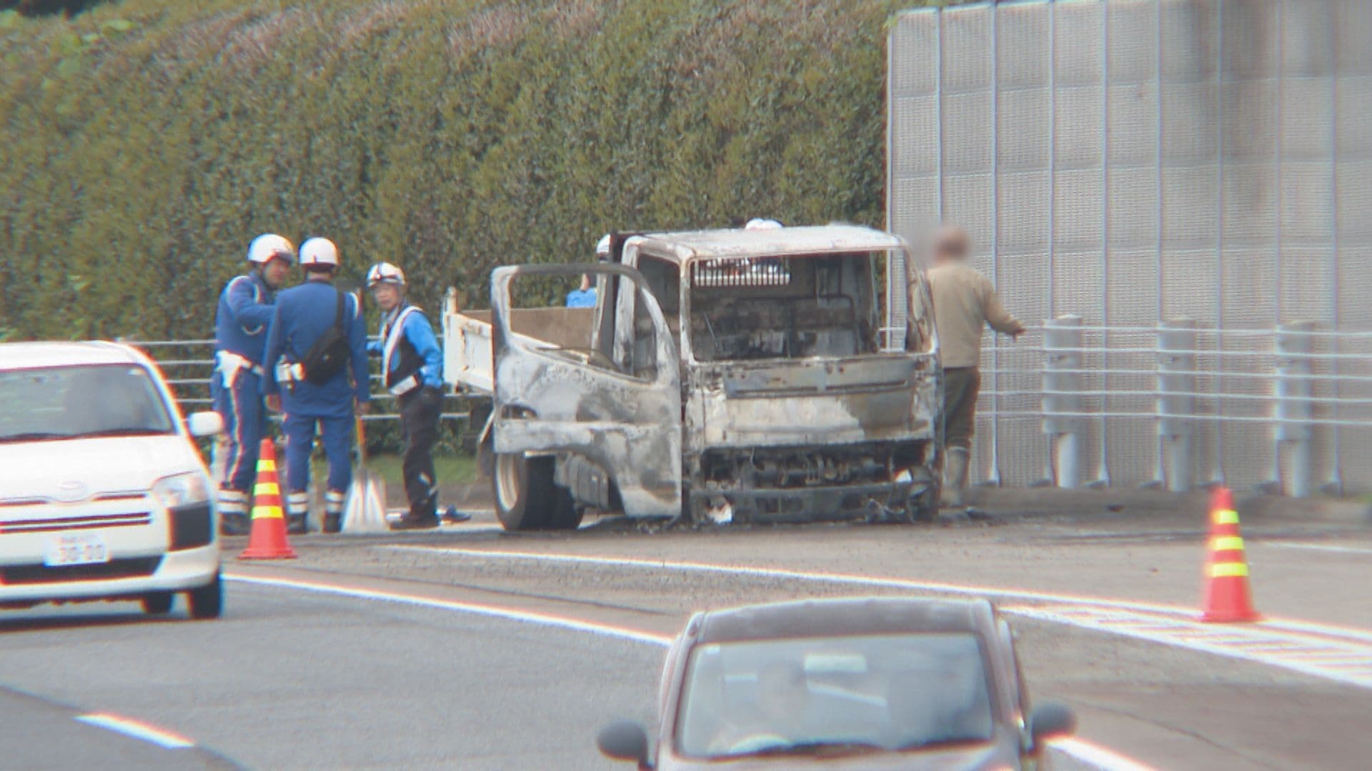男性運転手｢走行中に異音が…｣長崎自動車道でダンプカー炎上