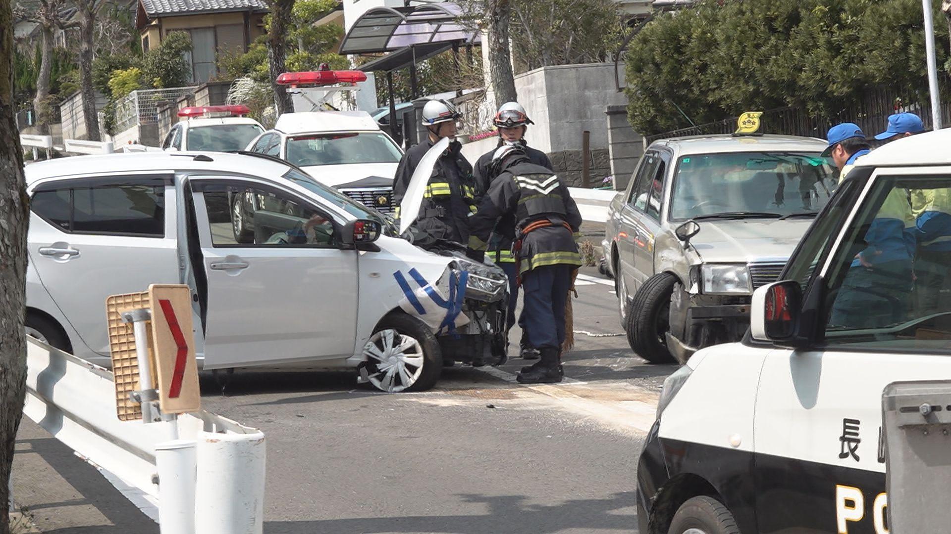 長崎市の住宅街で車２台が衝突事故　けが人なし