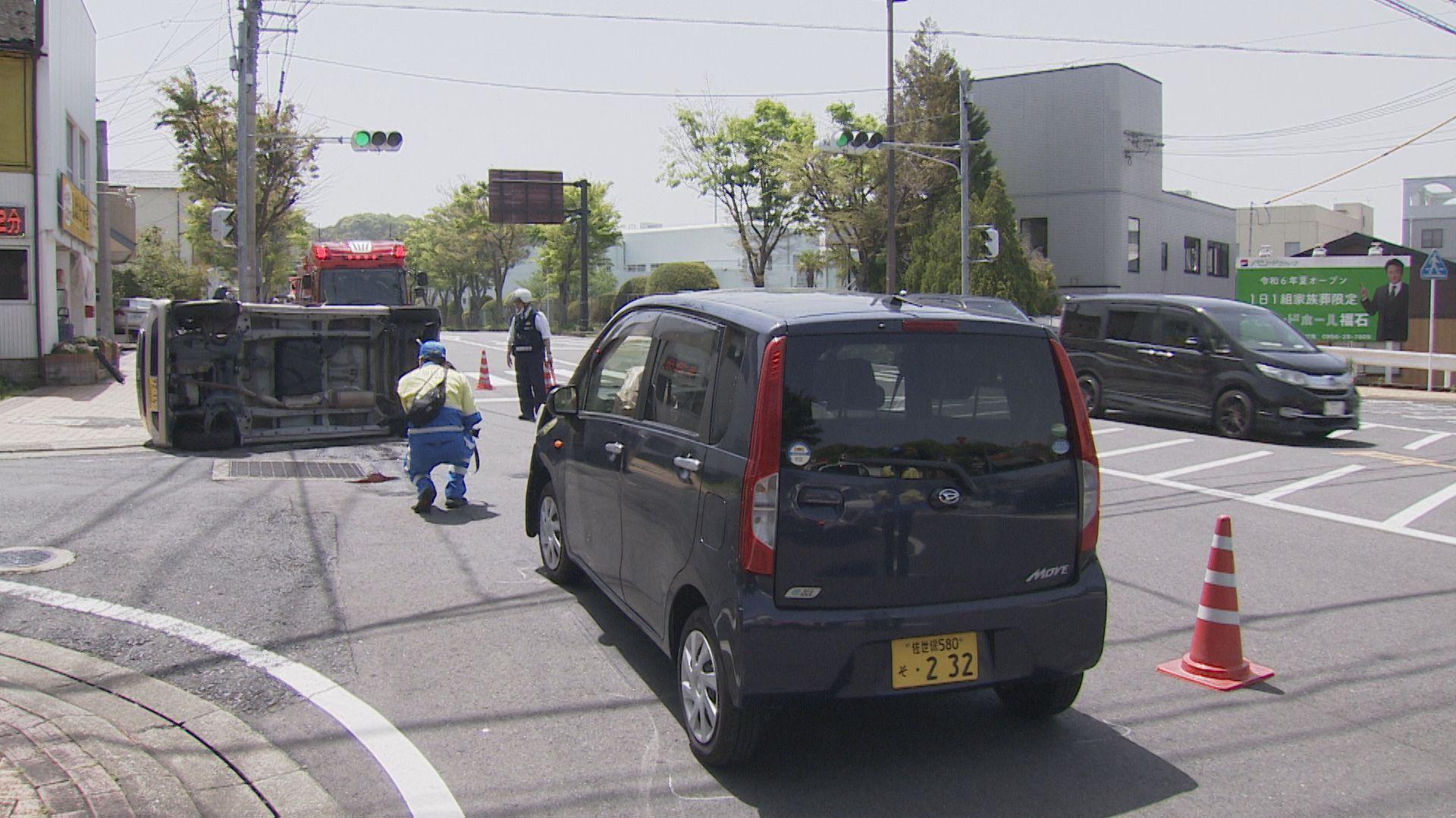 信号のない交差点で車同士が衝突 １台横転 佐世保市稲荷町