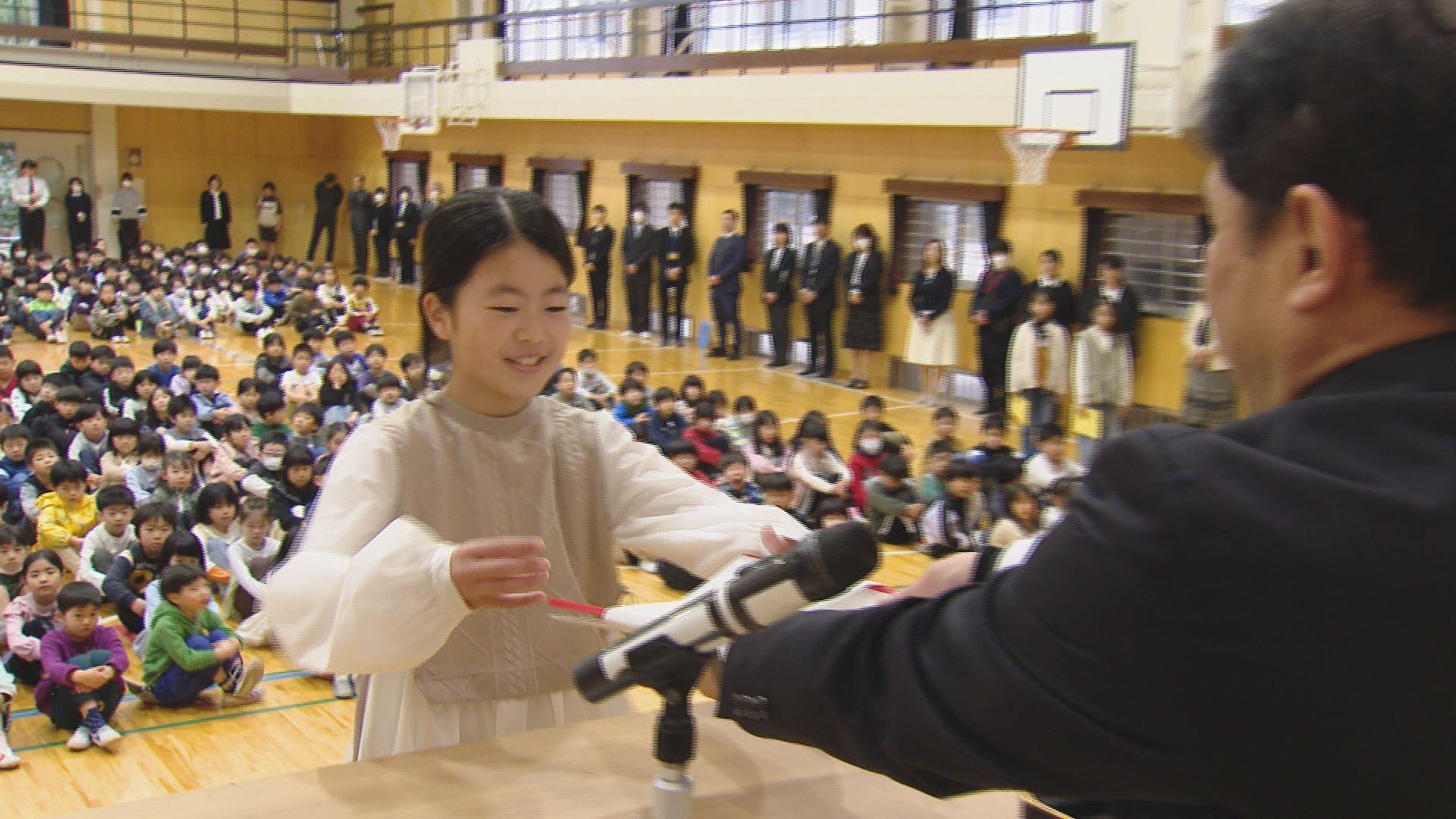 あすから春休み！城山小で修了式 新任教師「涙の学活」