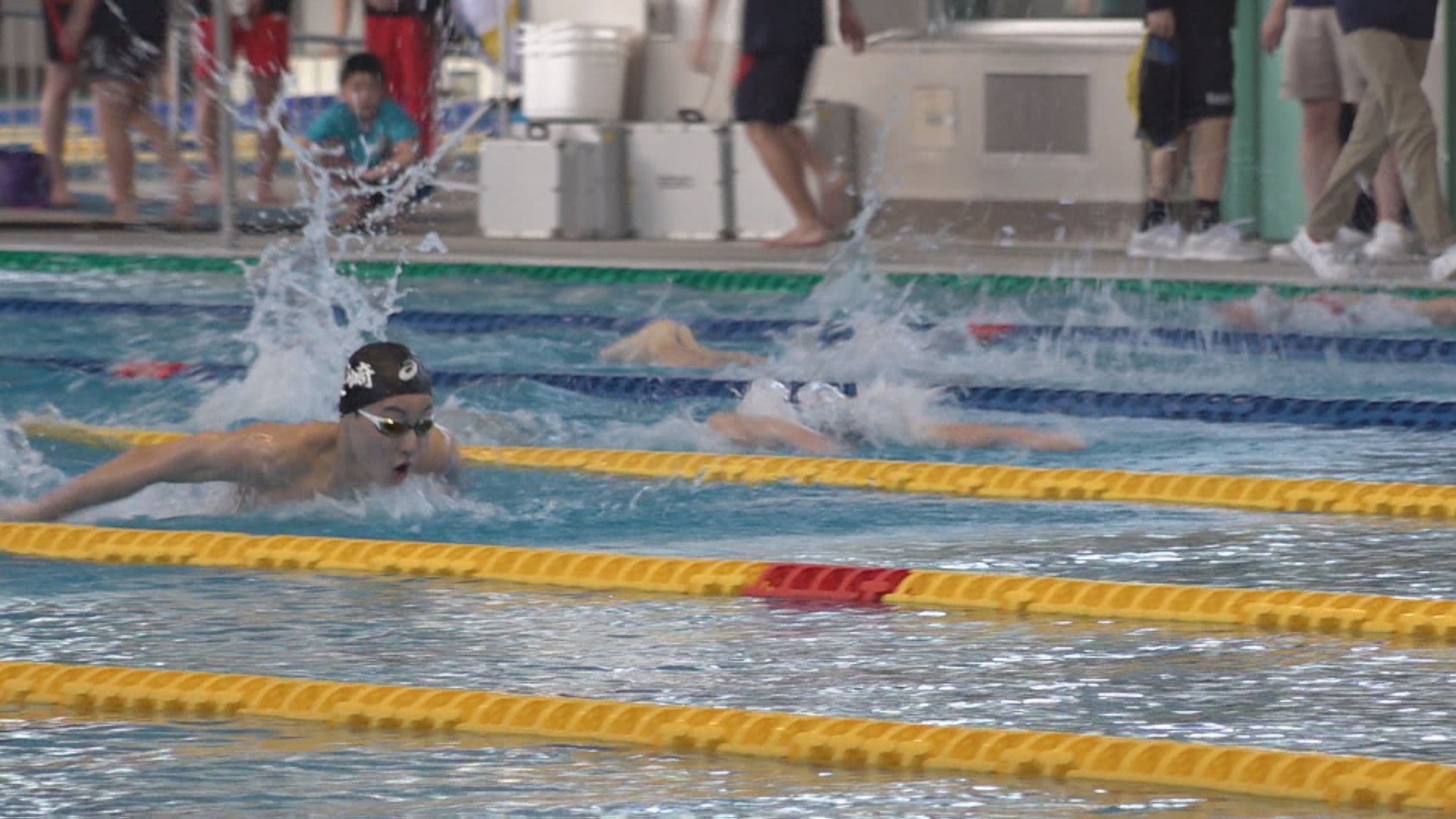 スイマーたちが熱い泳ぎ！NCC杯春季招待水泳公認記録会 県高校新記録も
