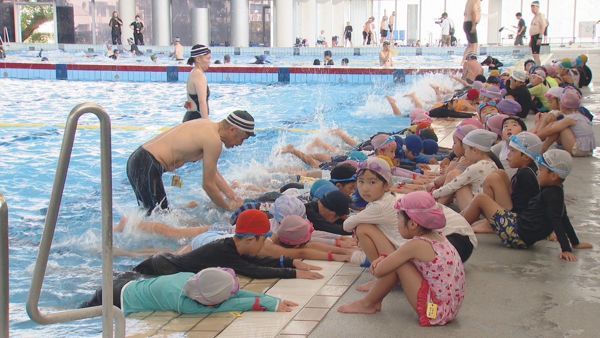 市民プールで夏休み恒例の水泳教室 水に親しみ命守る 小学生ら1300人参加