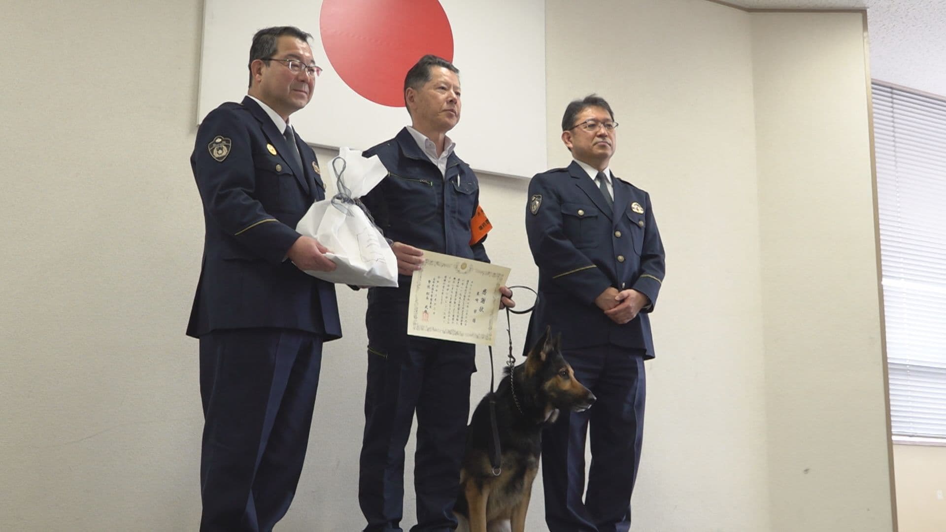 行方不明者を発見　お手柄嘱託警察犬と指導手に感謝状贈呈
