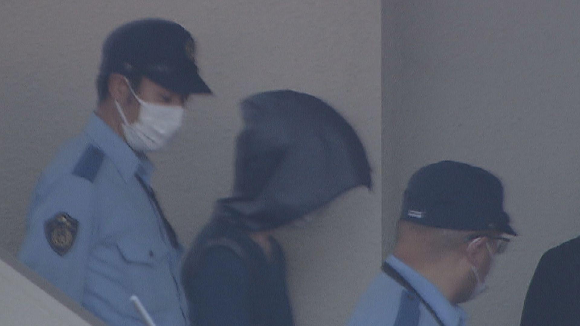 母親殺害の息子を送検「十数回刺した」新供述 台所で犯行か
