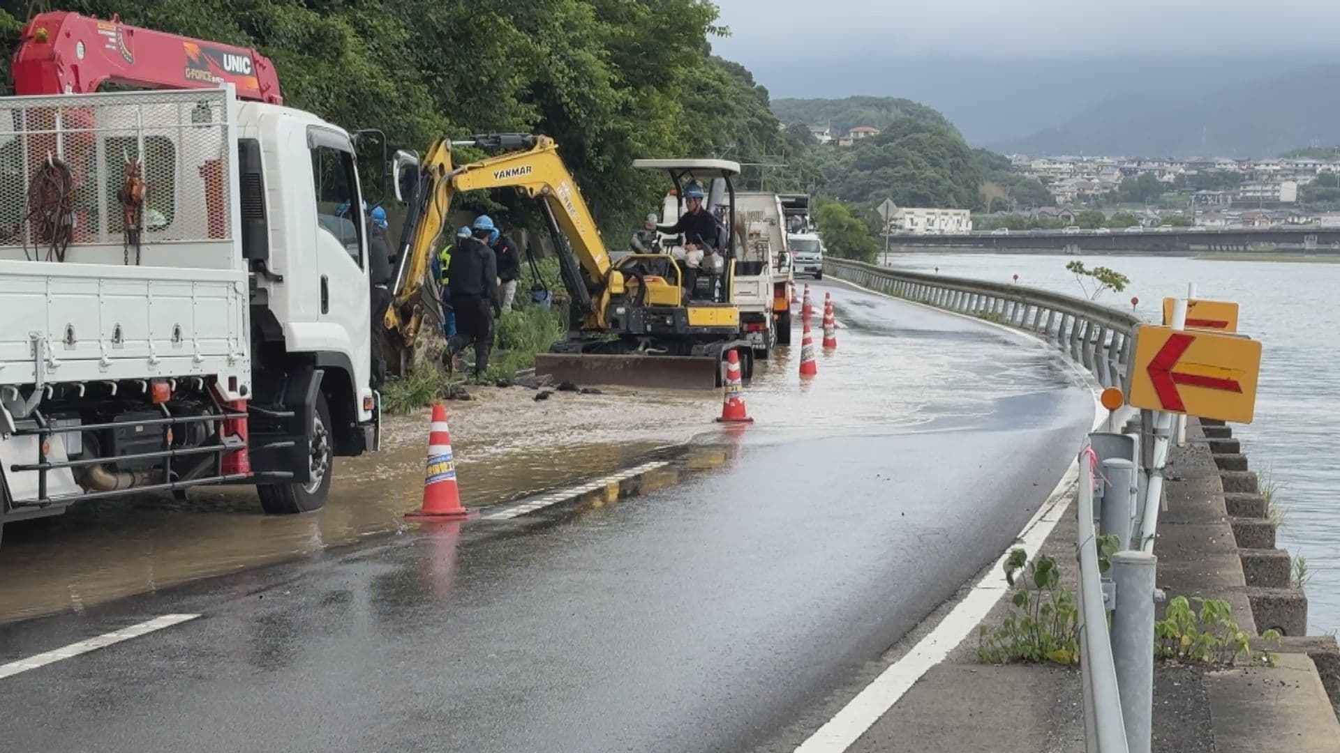 佐世保市で地中の水道管が破裂…道路が冠水 付近約30世帯で断水