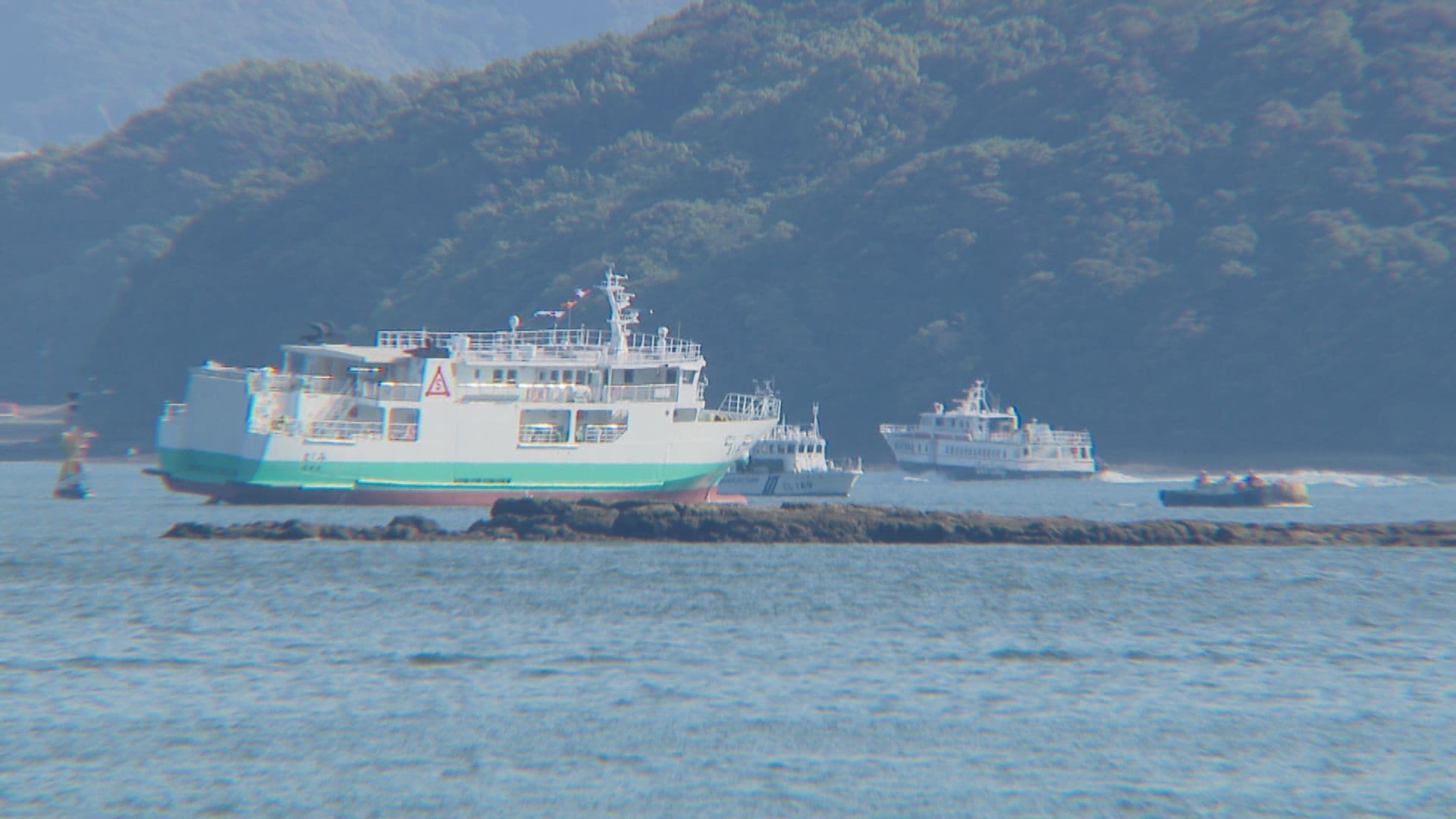 潮が引き始めた時間帯に・・・ 佐世保港で試運転中のフェリーが座礁