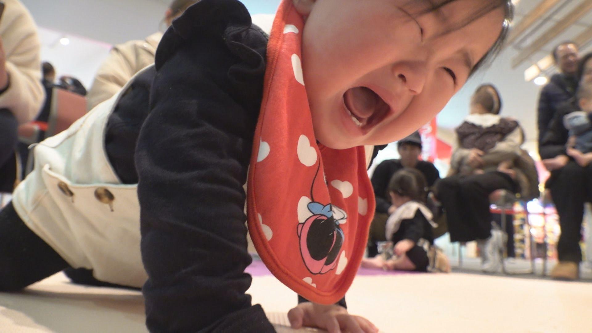微笑ましいハプニング続出！ココウォークで赤ちゃんハイハイレース