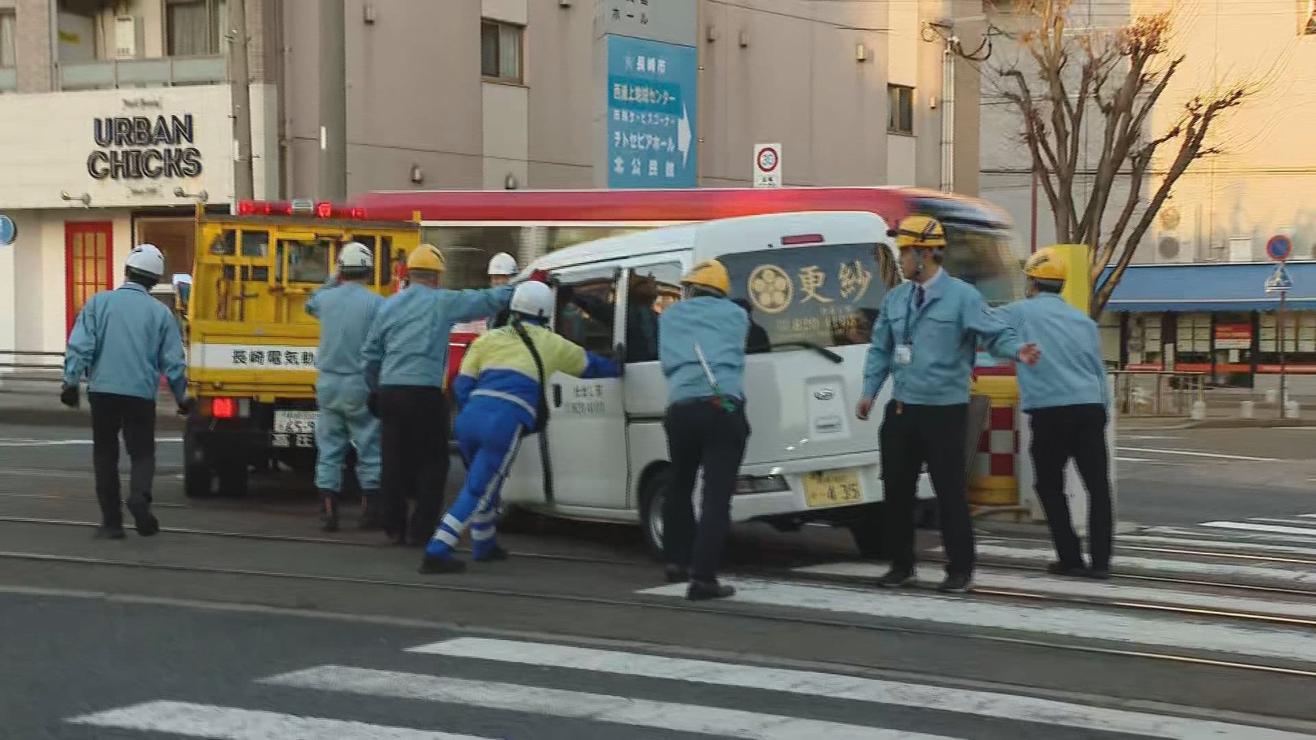 路面電車の軌道敷で車が横転…運転手が救急搬送 長崎市若葉町