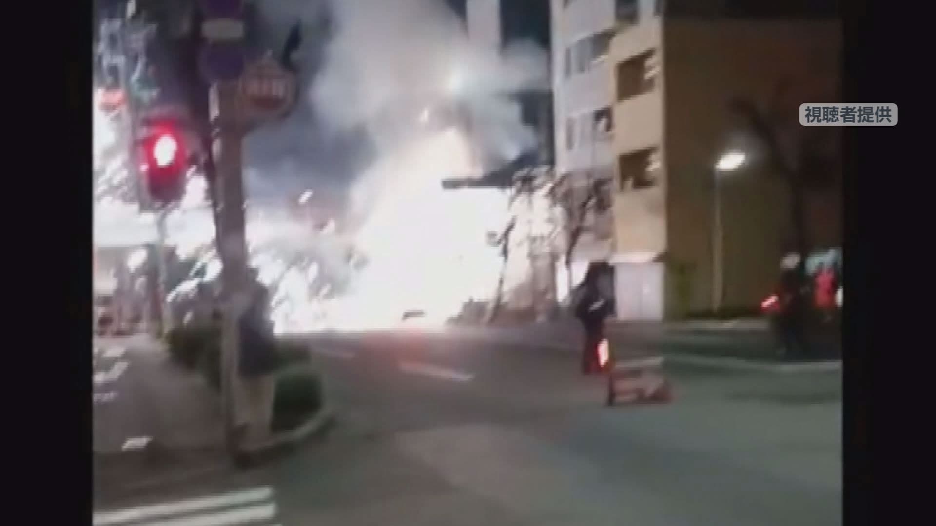 【新映像】「白い火花が散り、破裂音も」　佐世保市中心部 国道３５号の車両火災