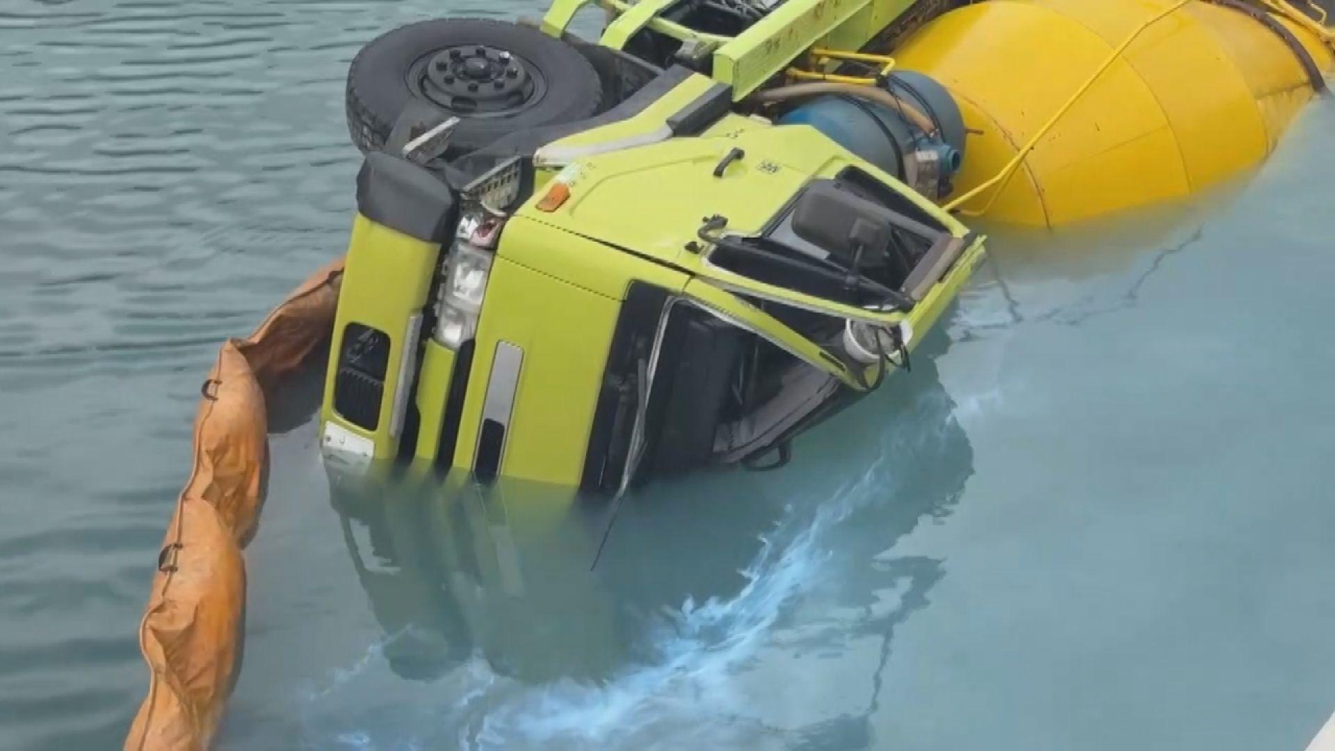 ミキサー車が海に転落　工事中の堤防にバックで進入中