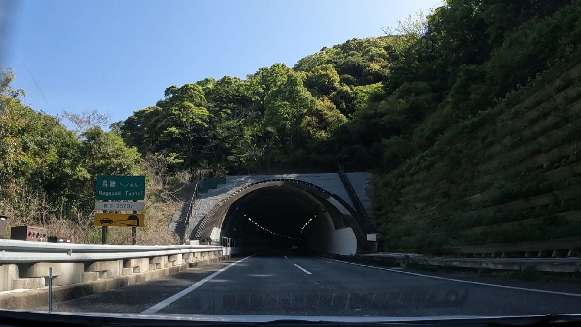 「荷台に腰かけていた」長崎自動車道でトラックの荷台から男性作業員が転落 意識不明の重体