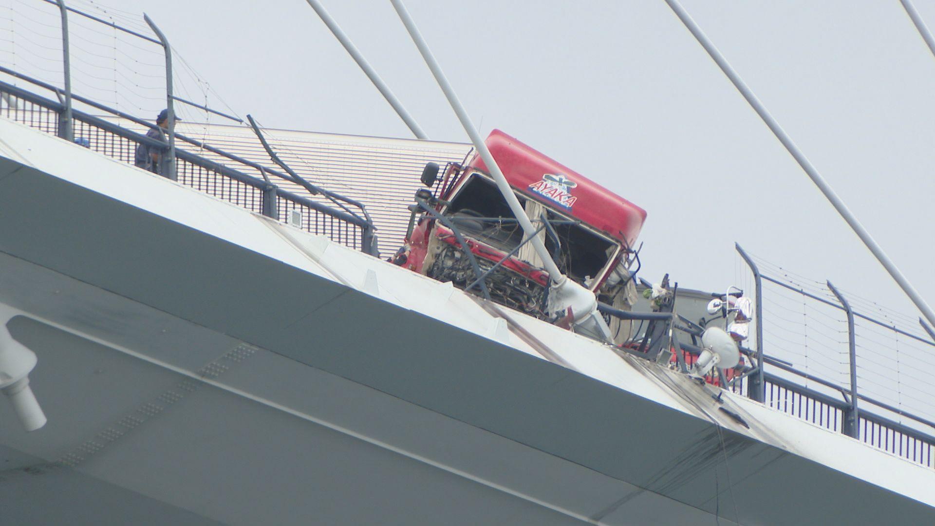 女神大橋の大型トレーラー死亡事故　追突された乗用車は駐停車禁止車線にライト消し停車「交際相手と電話中」