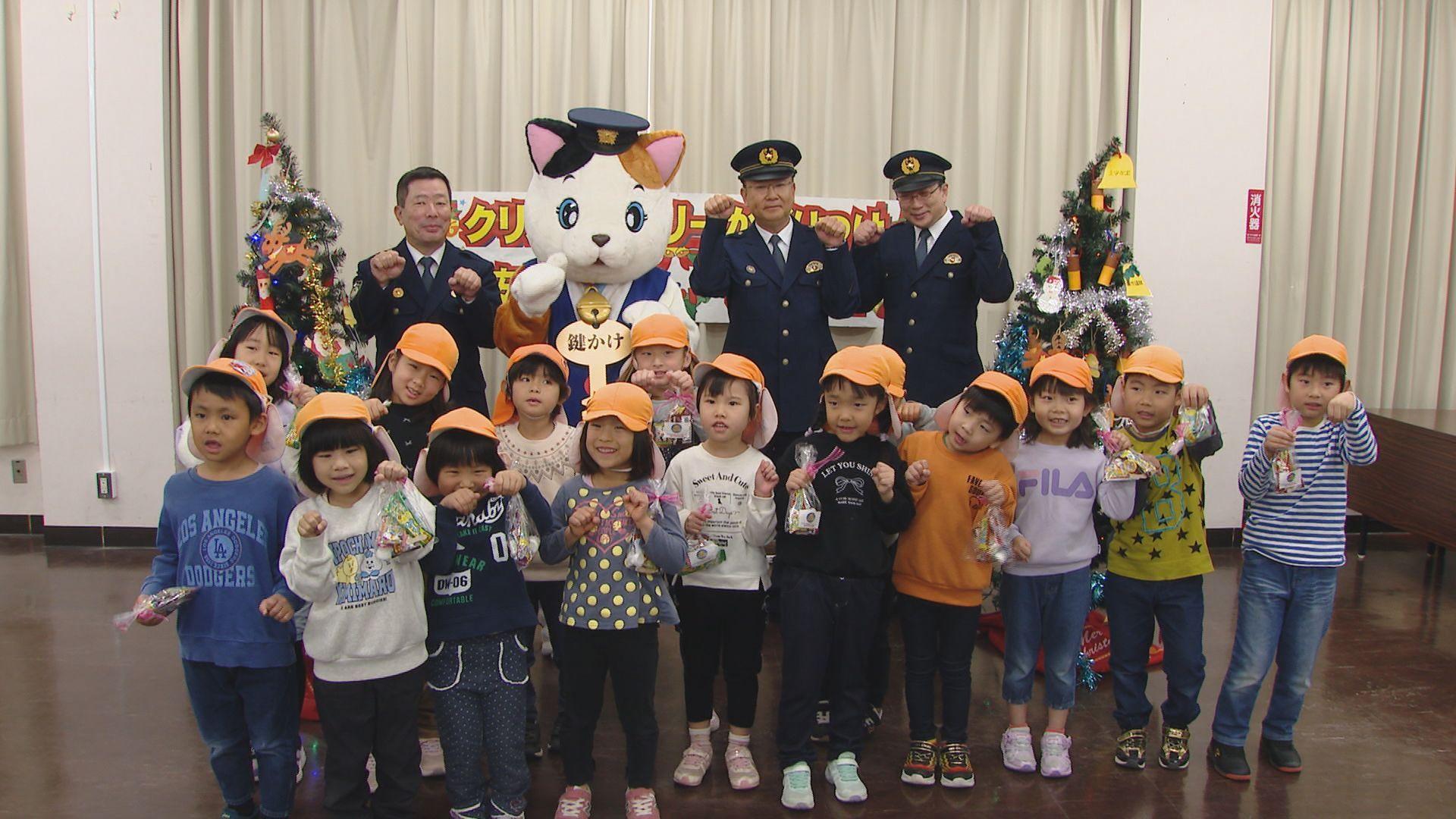 待ち遠しいクリスマス 保育園児が警察署のツリーに飾りつけ