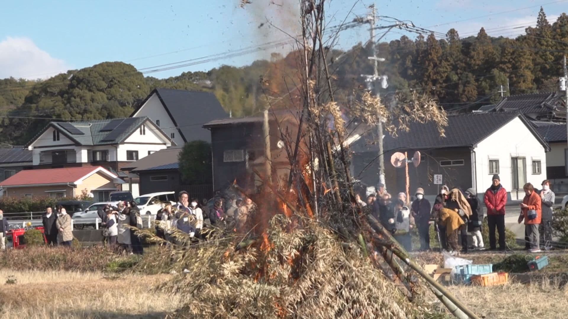 無病息災や家内安全を願う正月の伝統行事「鬼火焚き」