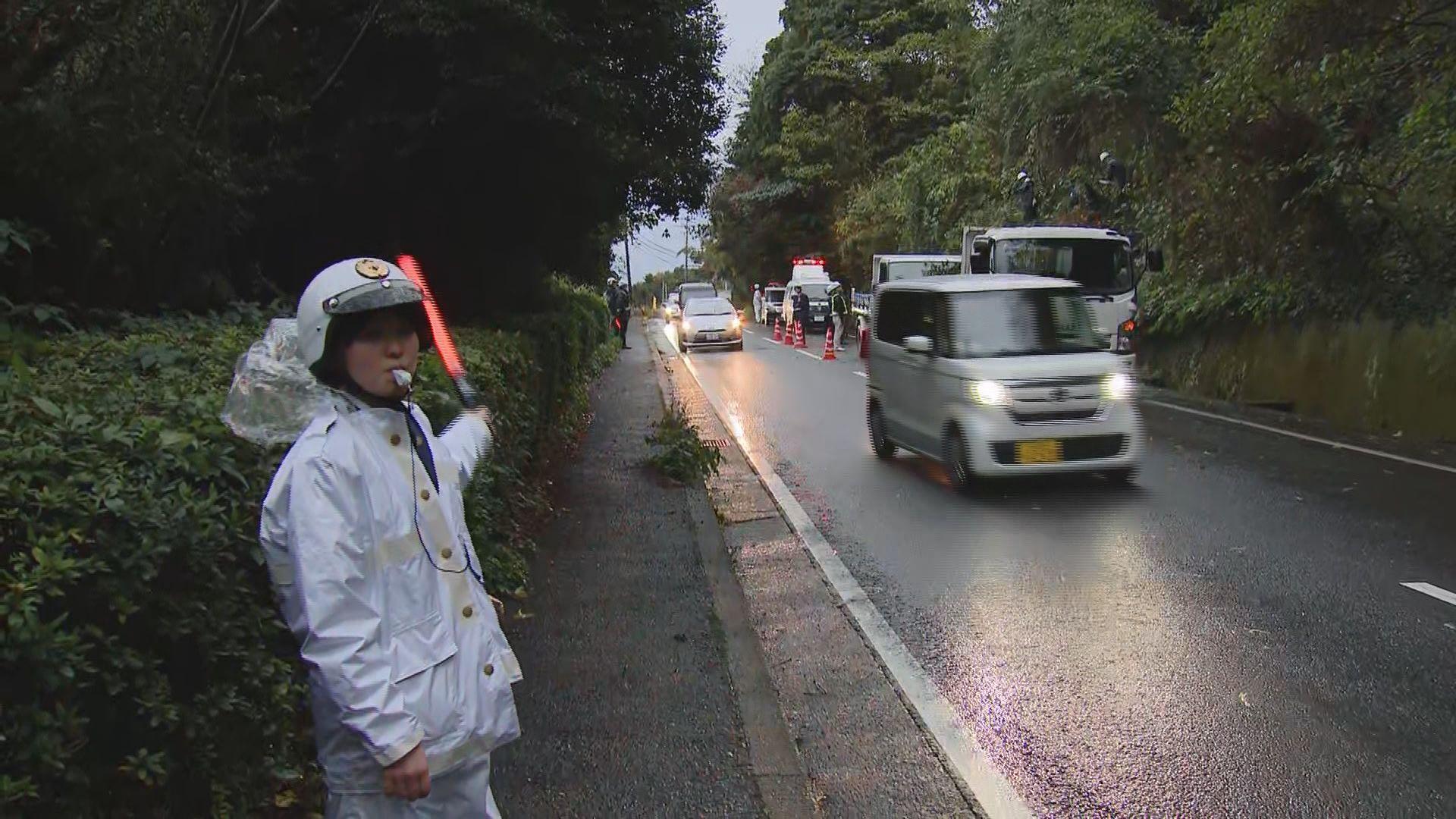 西彼・時津町子々川郷で倒木　渋滞も