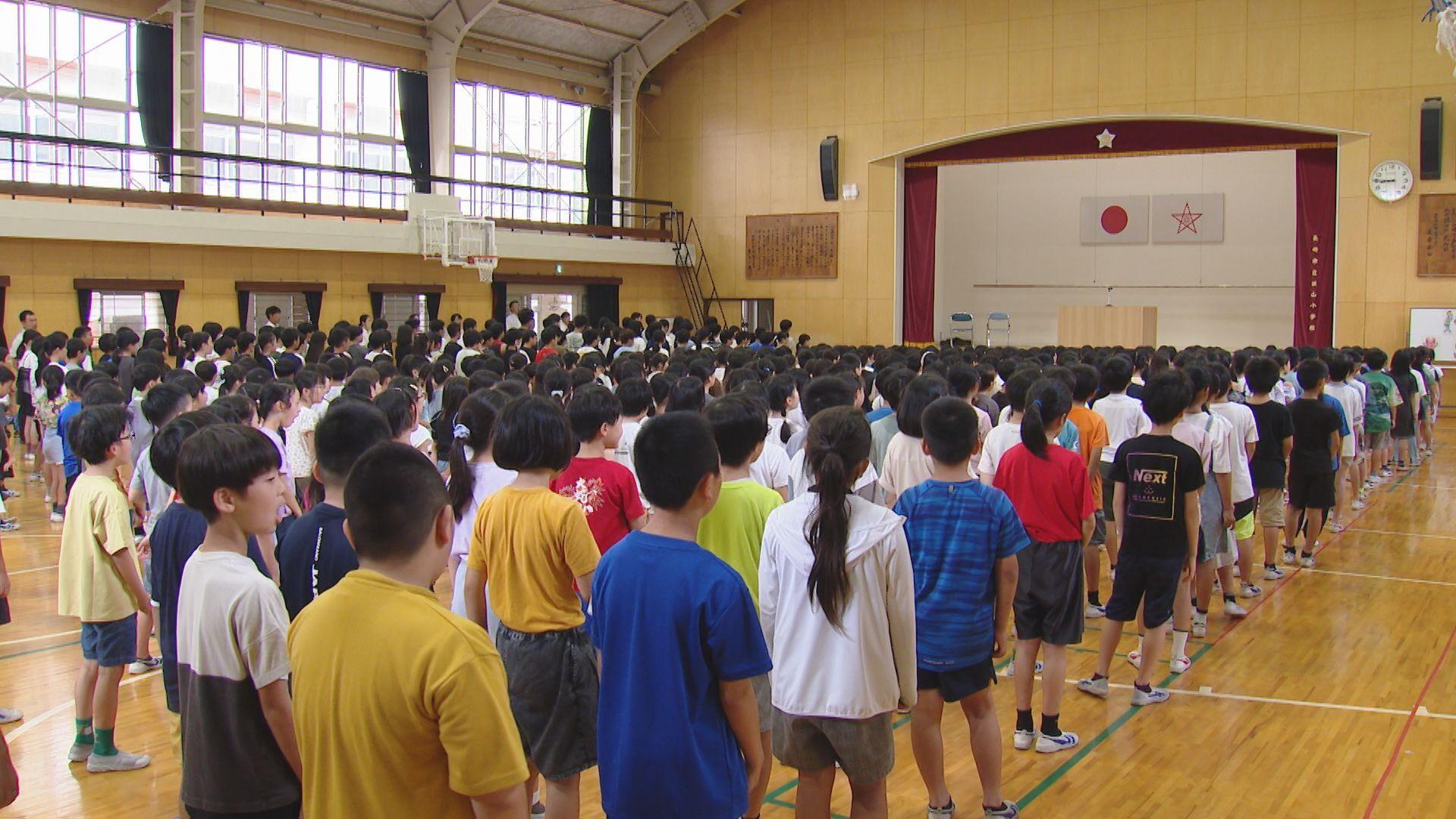 県内多くの小中学校で終業式 今年度から通知表配布が年２回の小学校も
