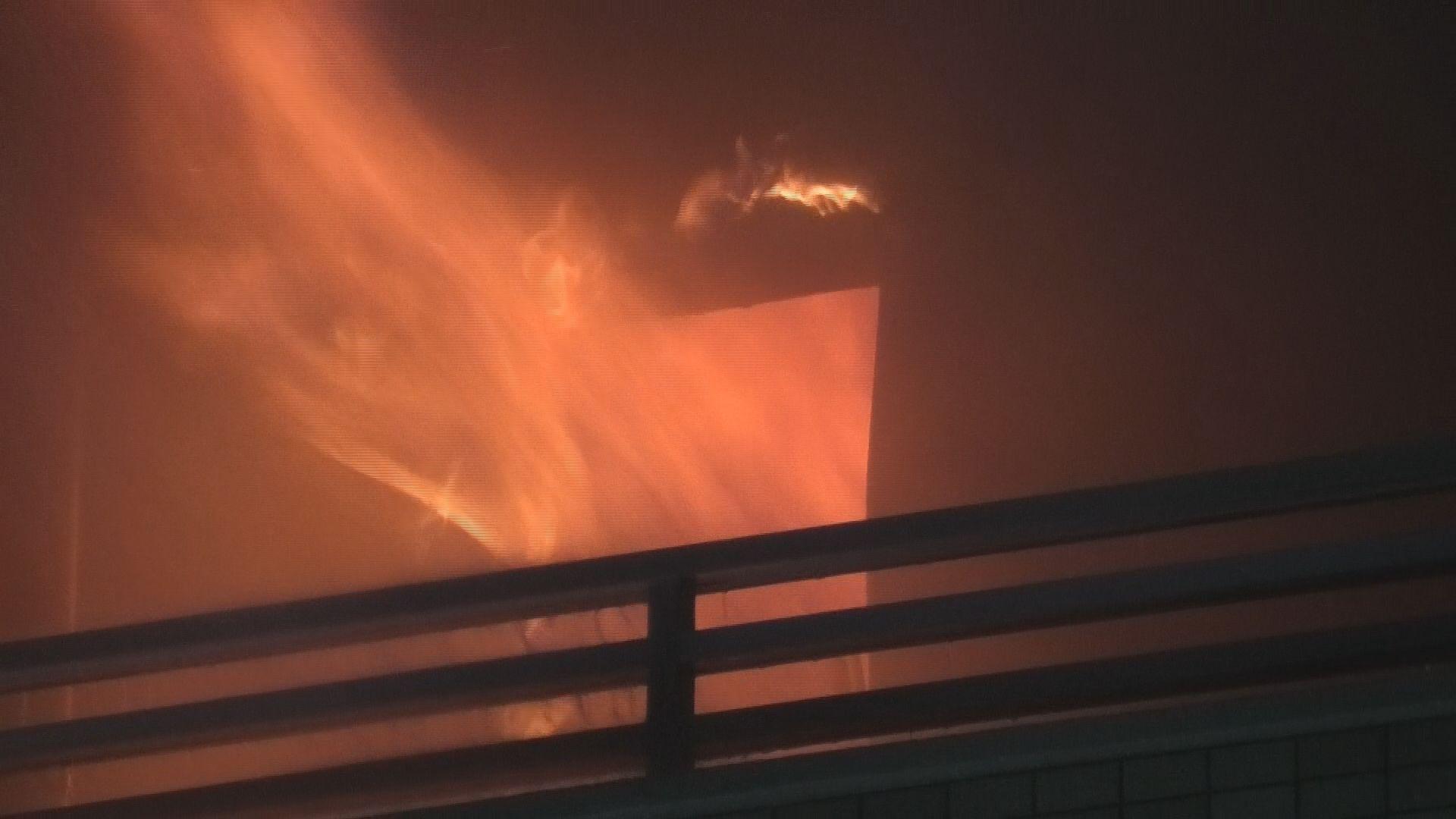 【長崎】佐世保市でマンション火災 「モバイル充電器が燃えて、部屋の中が炎と煙で充満している」住人男性１人を救急搬送　火元の部屋は全焼