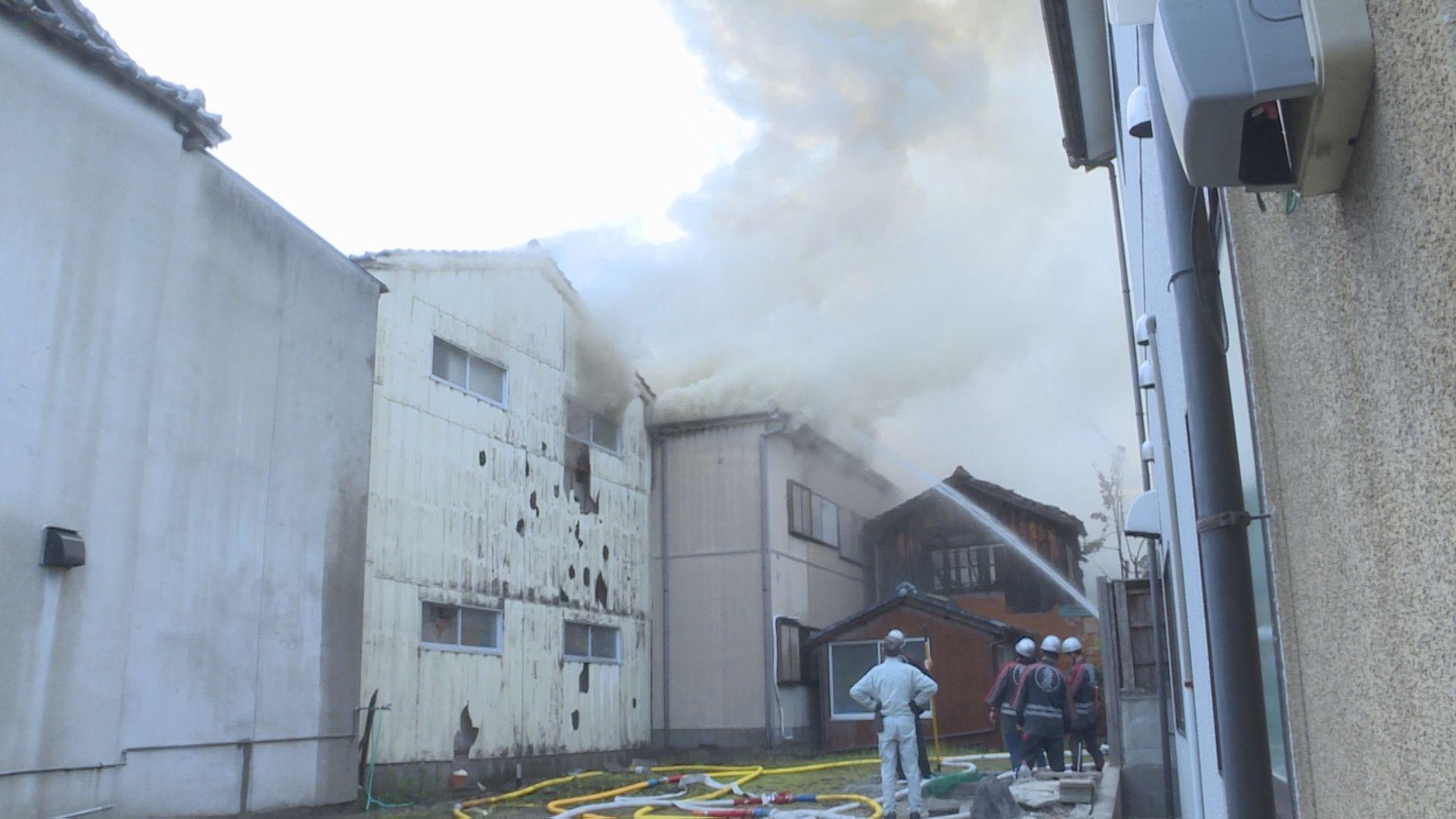 アーケードが騒然　島原市の商店街で火事