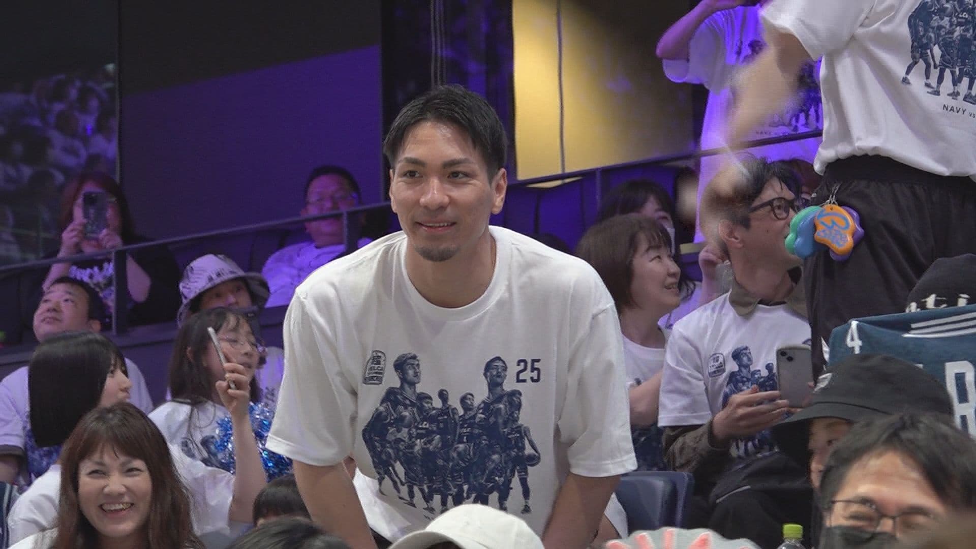 ファンに囲まれる狩俣選手