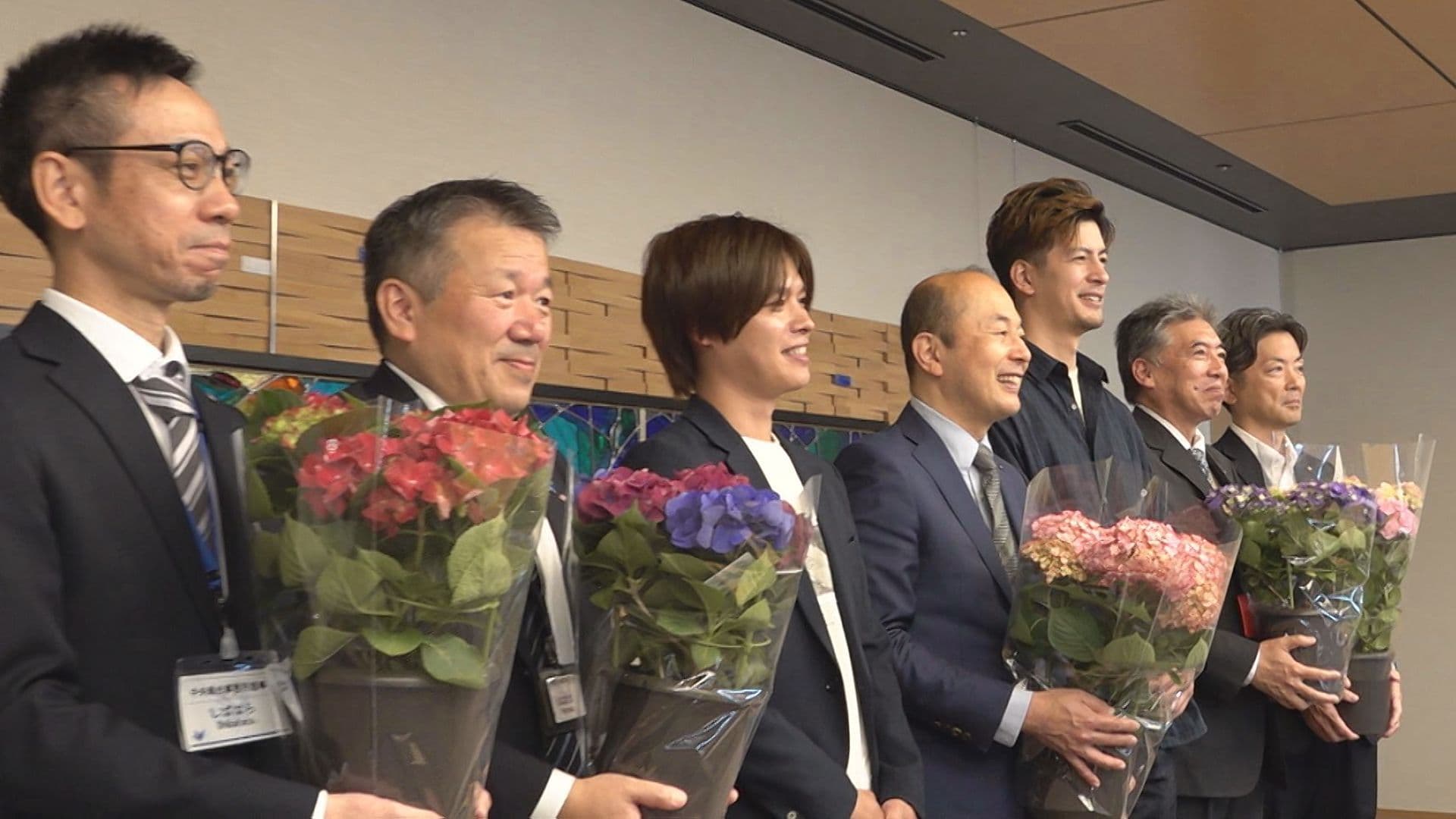 「今年の仕上がりは完璧」三浦園芸が長崎市長に自慢のアジサイ贈呈