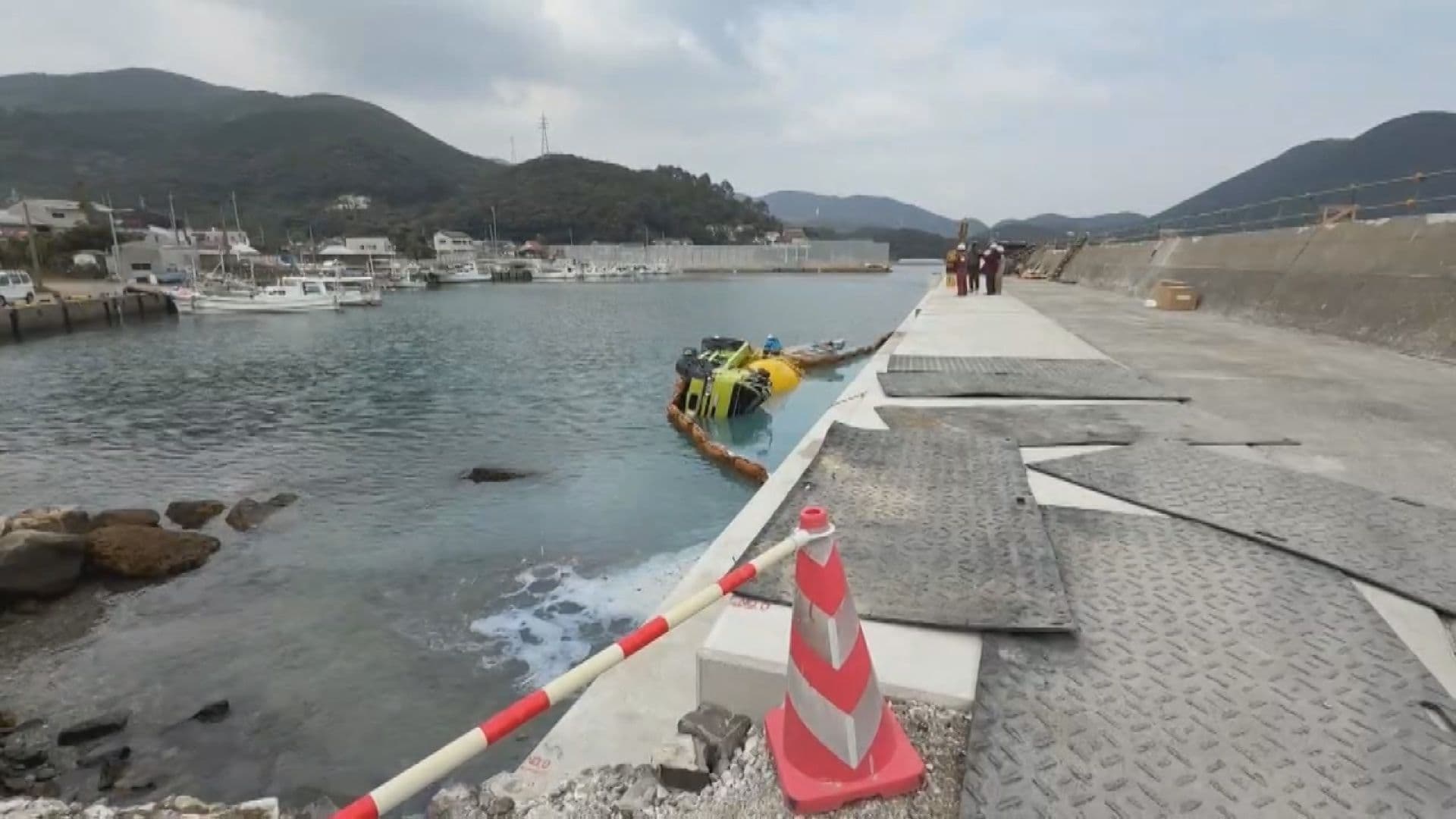 １１２６対馬市でミキサー車海に転落２