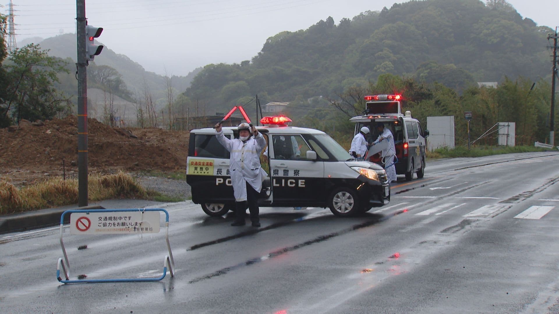 時津町で足場が倒れ…一時全面通行止め 強風影響か？県内に「春の嵐」風雨強まる