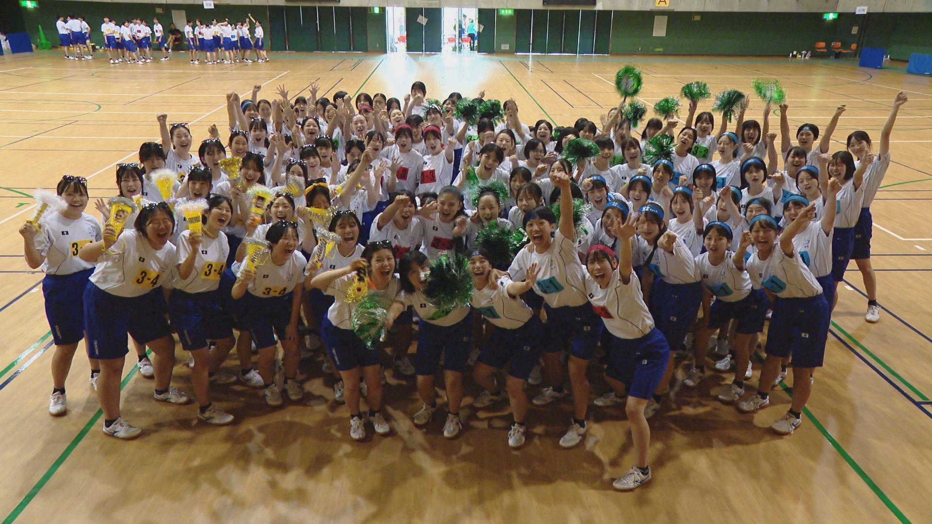 長崎女子高校体育祭 個性豊かな「パン食い競争」で大盛り上がり！長崎市民体育館で初の室内開催
