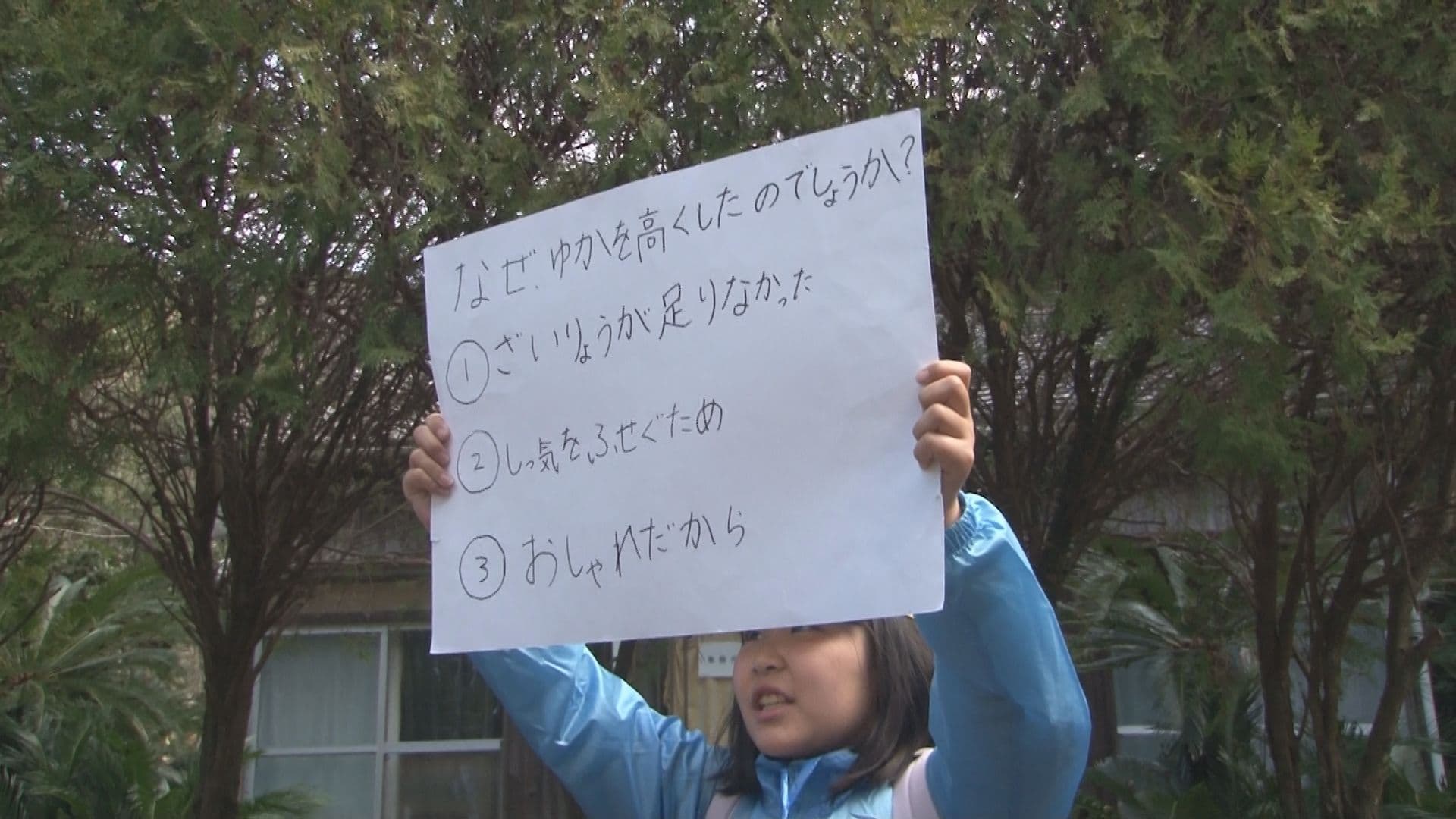 バラモン凧の小旗で出迎え　五島・奈留小学校の児童がツアー客をガイド