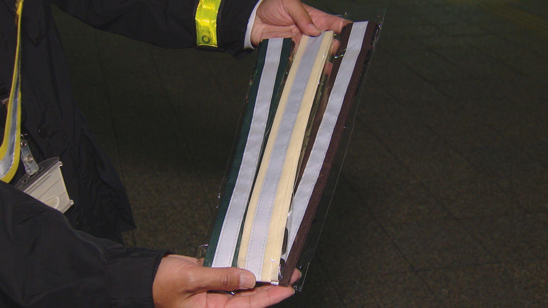 夜の歩行時の交通事故を防ぐ「反射材」どこに着ける？　警察官が推奨する効果的な部位