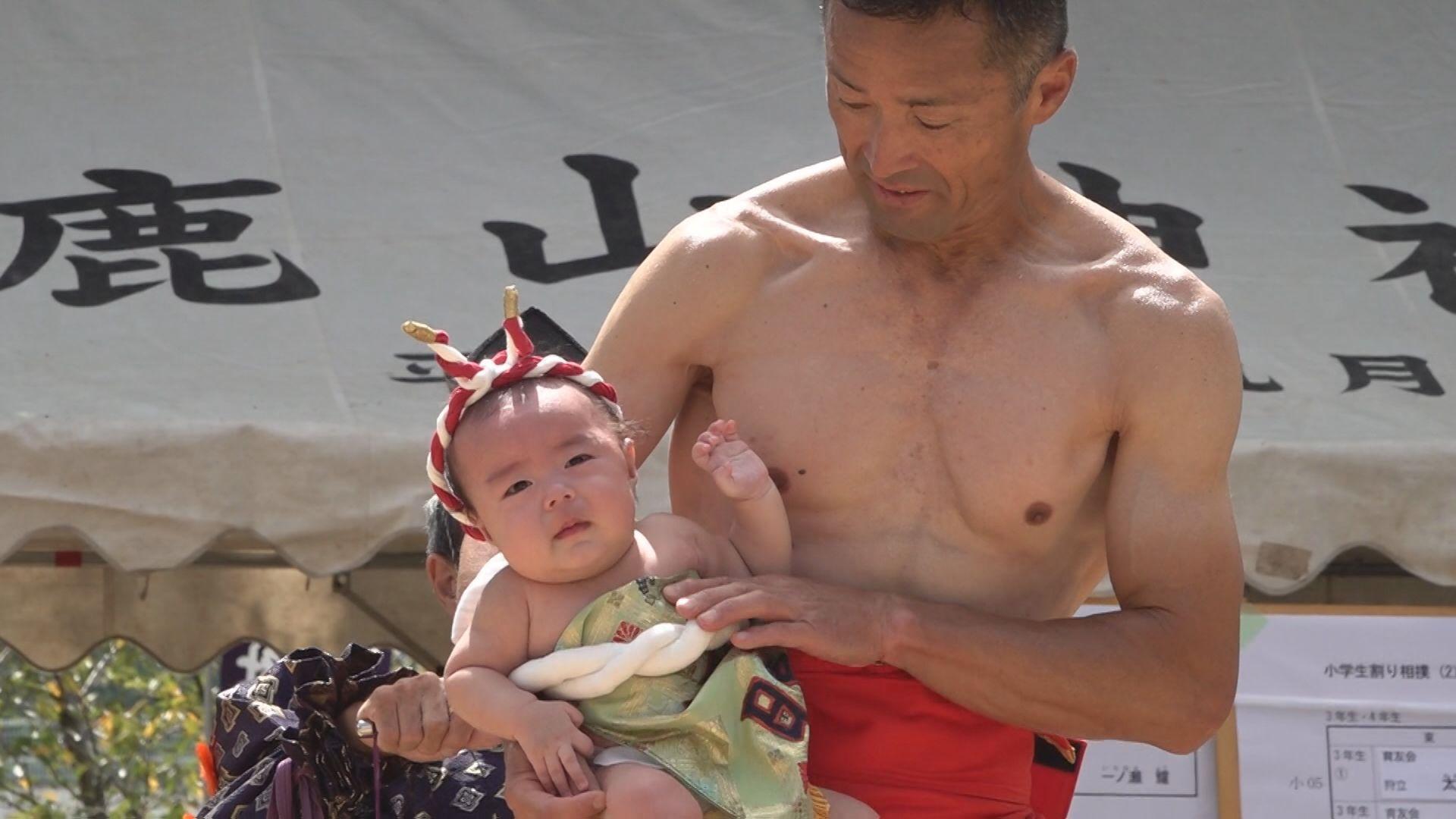 「子ども相撲」や「赤ちゃん力士」　相撲の神を祀る鹿山神社（波佐見町）の奉納相撲