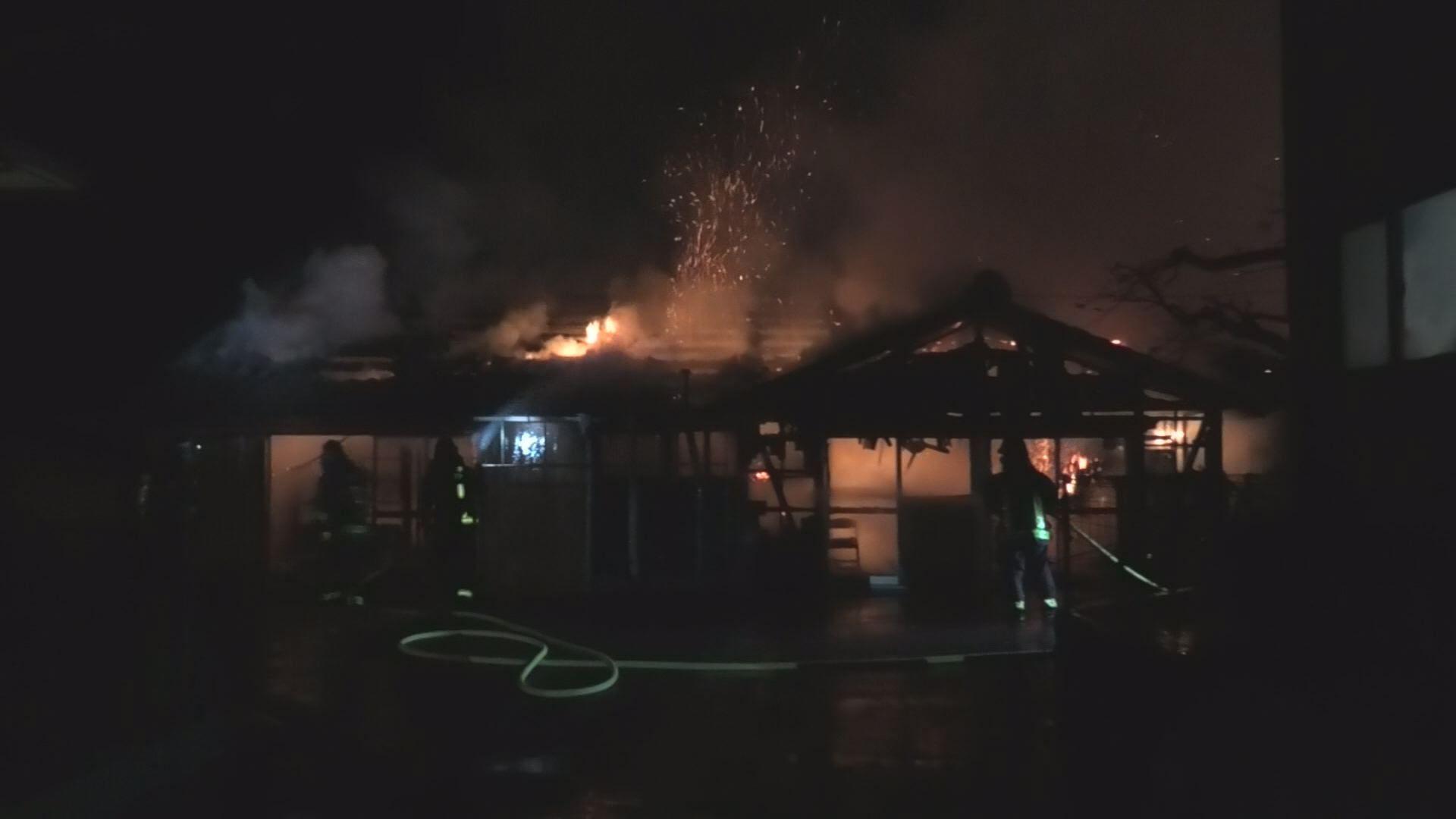 佐世保市で木造平屋住宅２棟全焼 高齢女性が避難時に顔にやけど