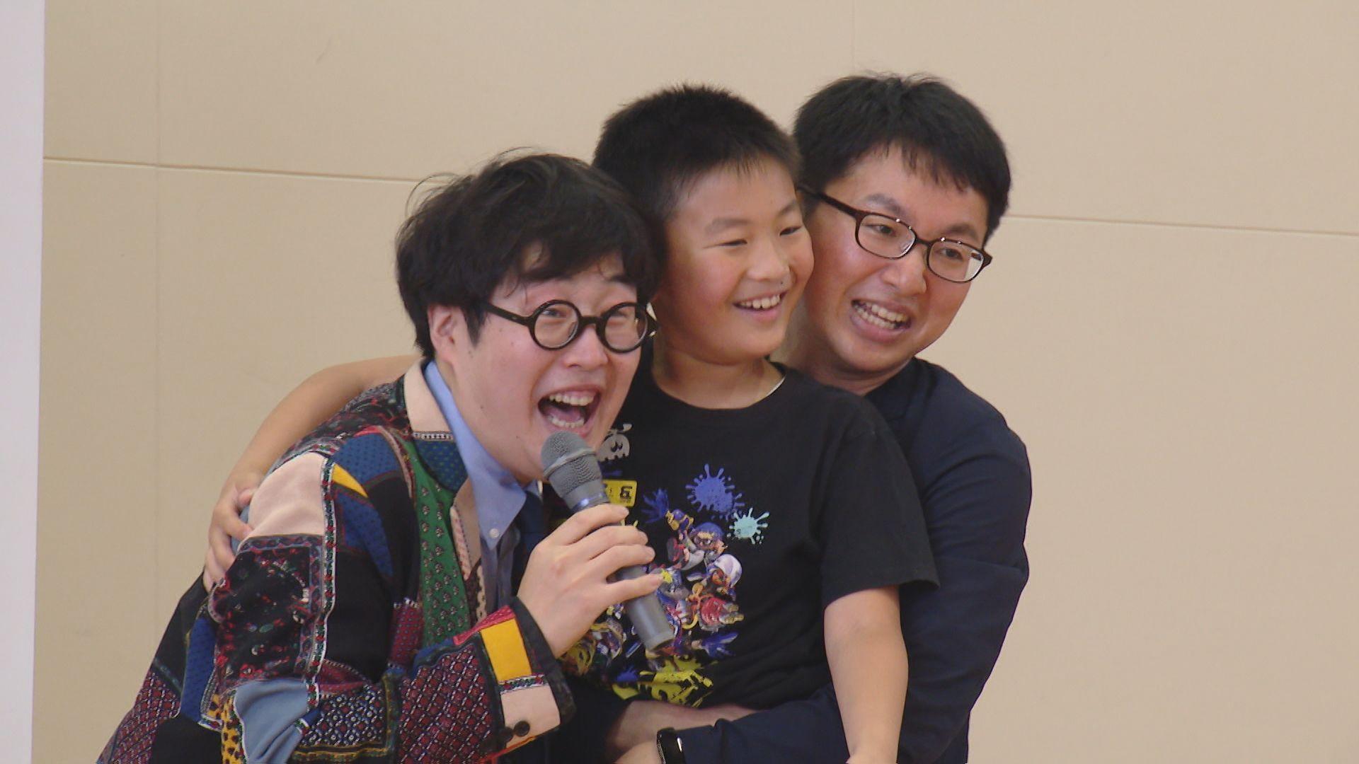日本一学校を回るお笑い芸人「オシエルズ」小学校で漫才 人を元気にする笑い伝える