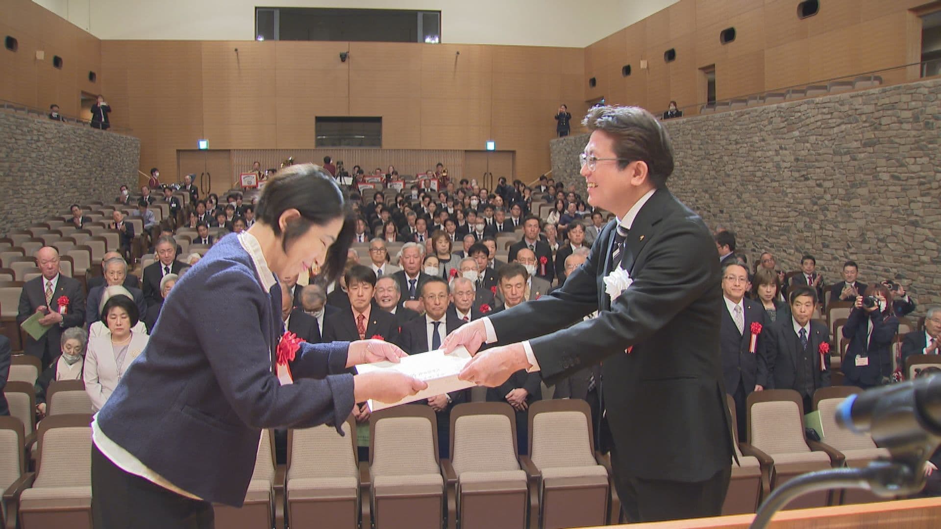 給食にアジフライ約２万２０００枚を贈る　佐世保市が功績表彰