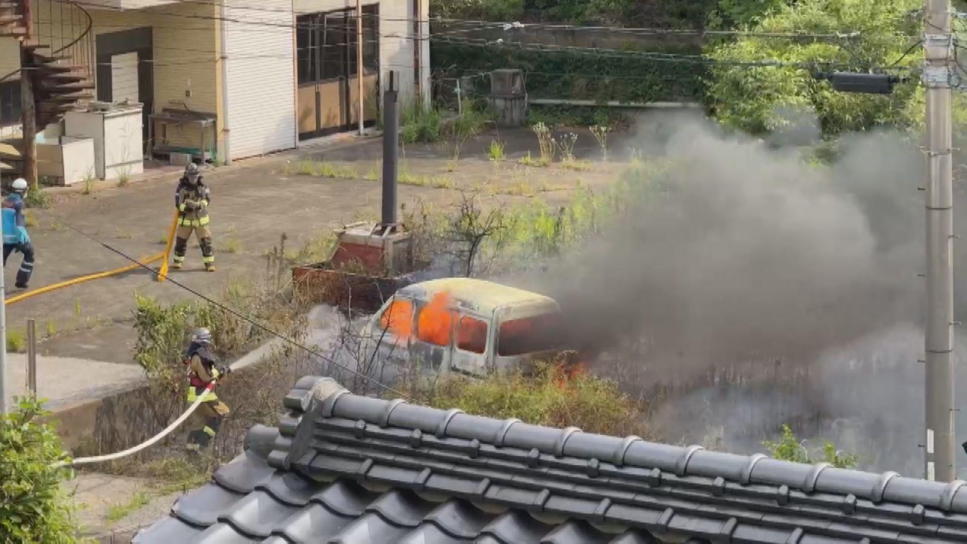 草むらに突っ込んだ車が全焼　車内に身元不明遺体