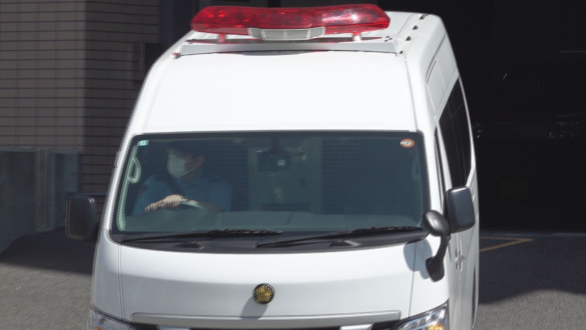 “故意”に車でバイクに追突…殺人未遂容疑の男を送検 バイクは100ｍ以上はね飛ばされた可能性も…