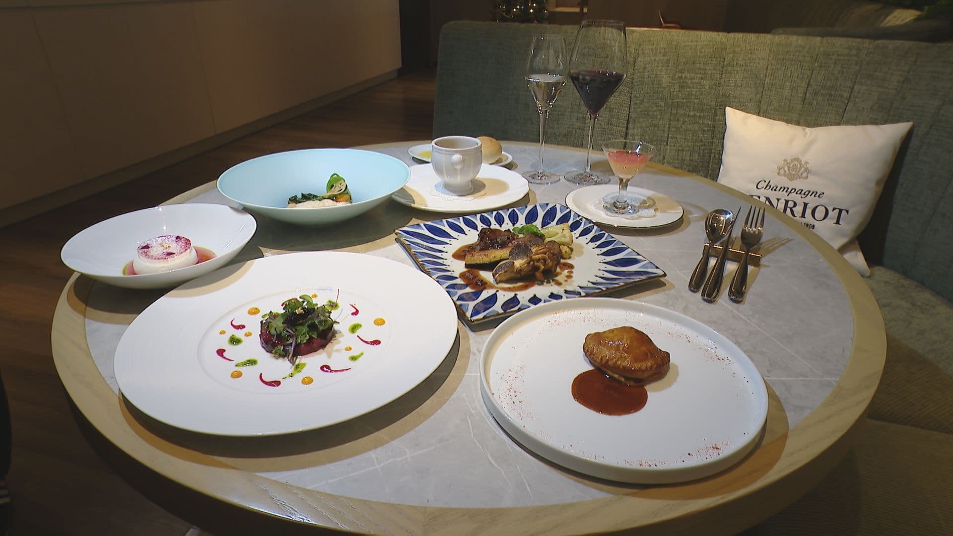 神里公美子アナがホテルのクリスマスディナーを紹介　Ｊ１に昇格したＶ・ファーレン長崎のスタジアムを眺めながら素敵な料理を