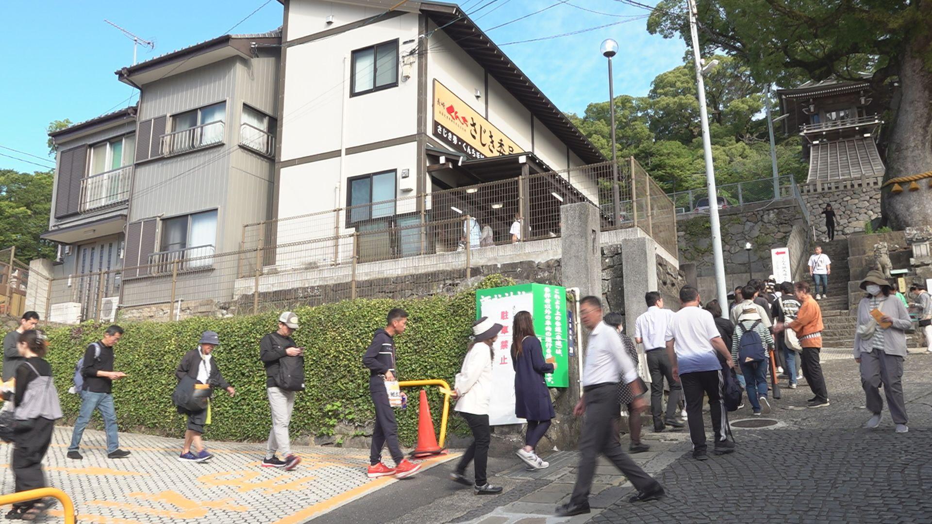 販売からわずか４分でＳ席完売…長崎くんち 諏訪神社のさじき券求め３００人超の列