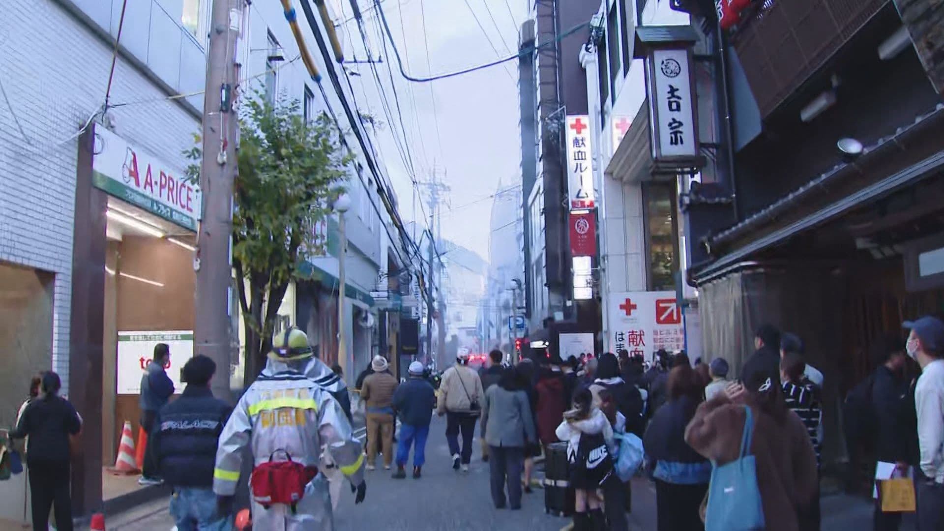 長崎市万屋町で火災 女性１人を搬送