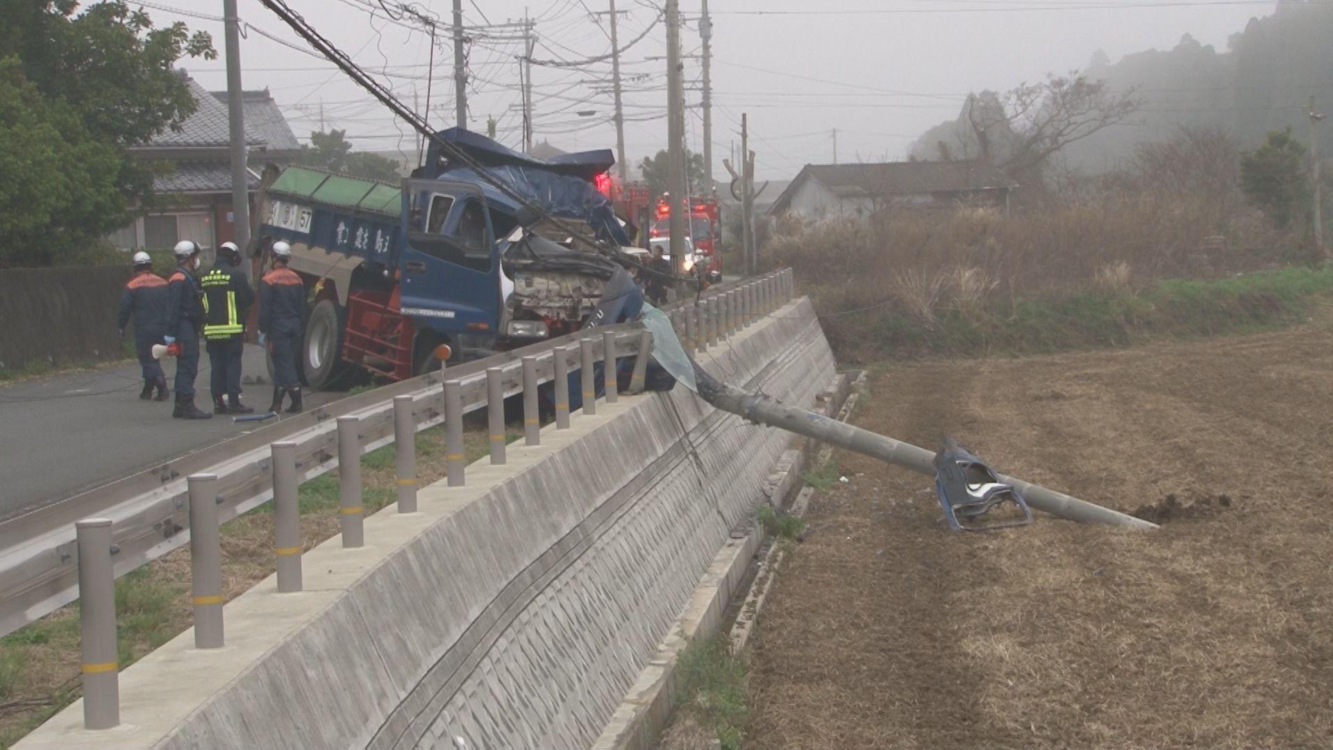 五島でトラックが道路脇の電柱やガードレールに突っ込む