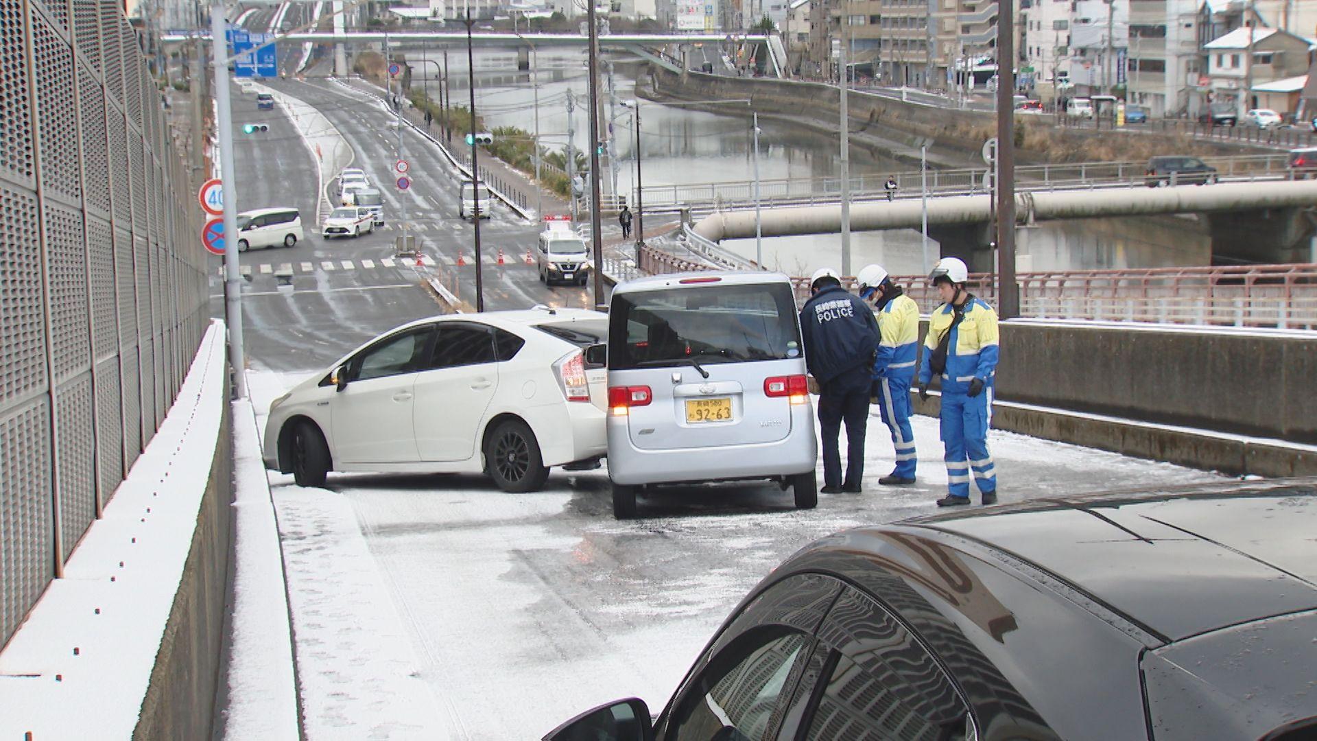 県内で大雪 路面凍結か…長崎市川口町で事故相次ぐ 車数台が立ち往生