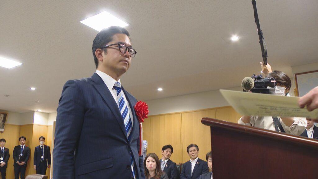 【長崎】｢今すぐ働きたい｣衆院長崎４区補選で初当選の金子容三氏に当選証書付与