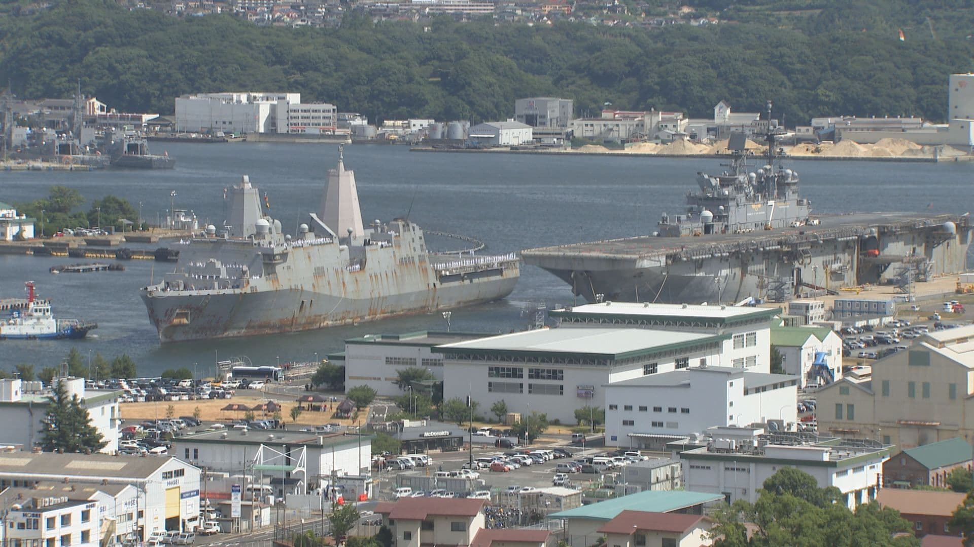 ドック型輸送揚陸艦ニューオーリンズ 中東での任務を終えて佐世保に帰還