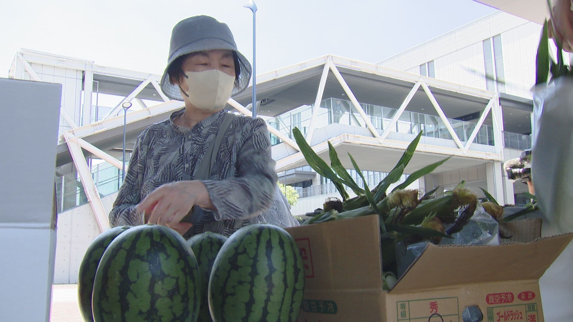 「甘いんです。とっても」県産スイートコーンや小玉スイカの即売会 ＪＡ全農ながさき