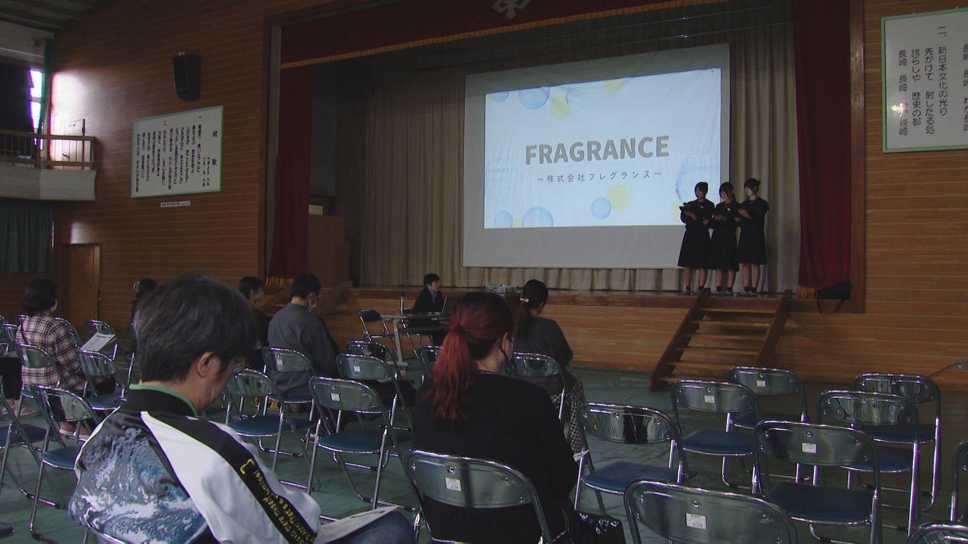 中学生が企業体験学習の一環として「株主総会」株主に配当金の手渡しも