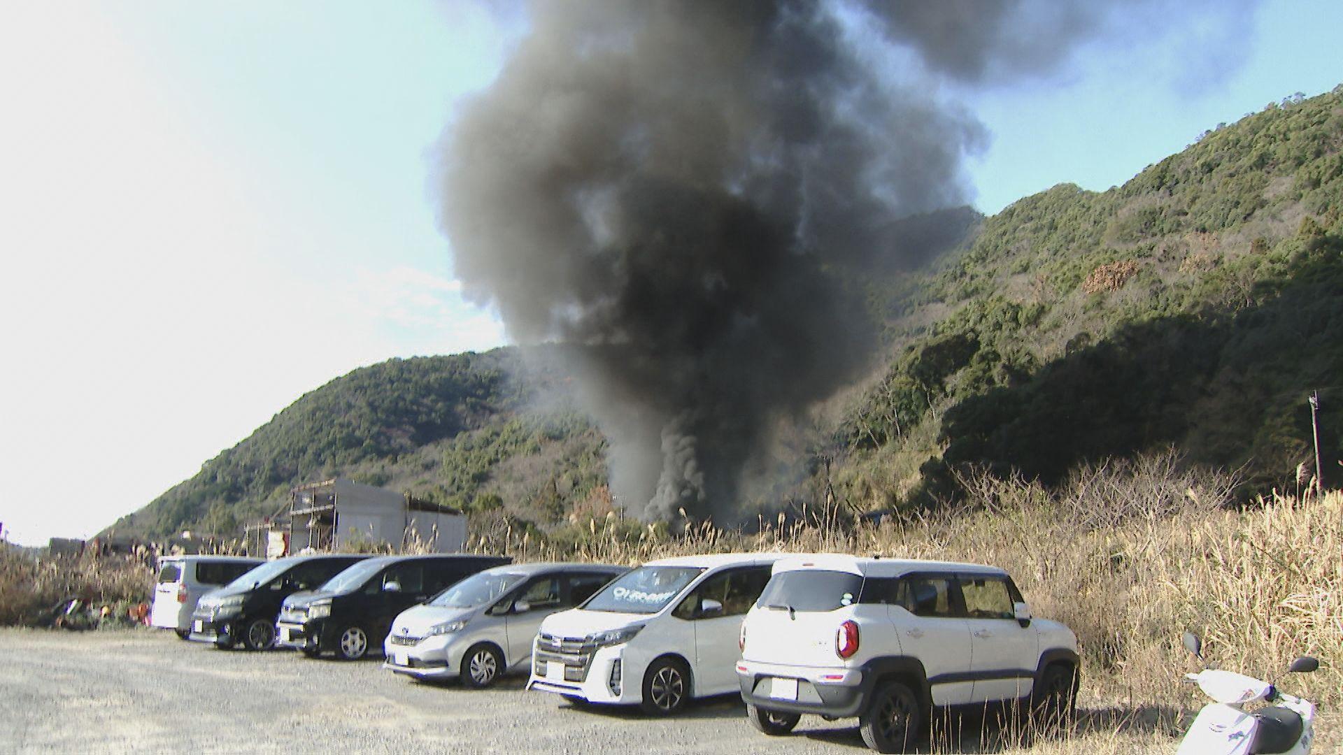 ｢落ち葉燃やして離れた｣倉庫５棟や車全焼…けが人なし　長崎市小江町