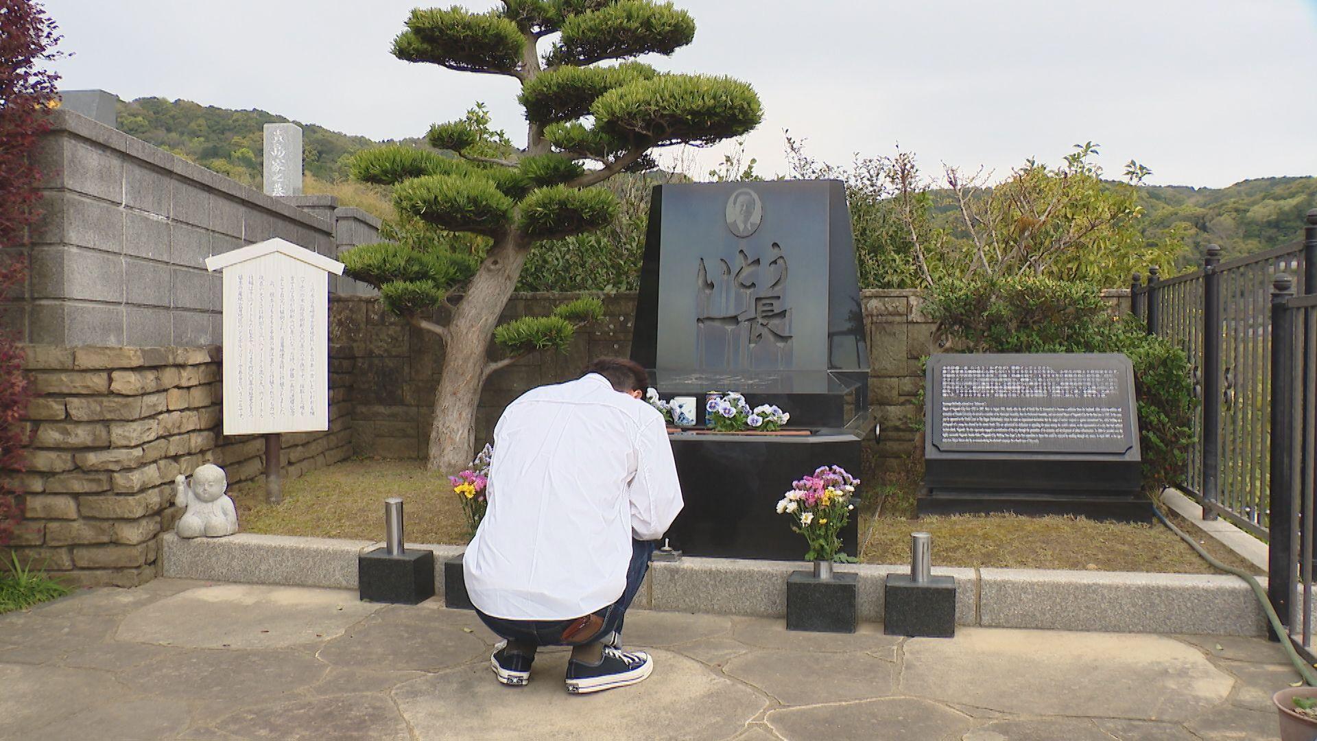 伊藤元市長銃撃事件から１８年 「忘れないで」親族男性が墓参り 写真に思い託す