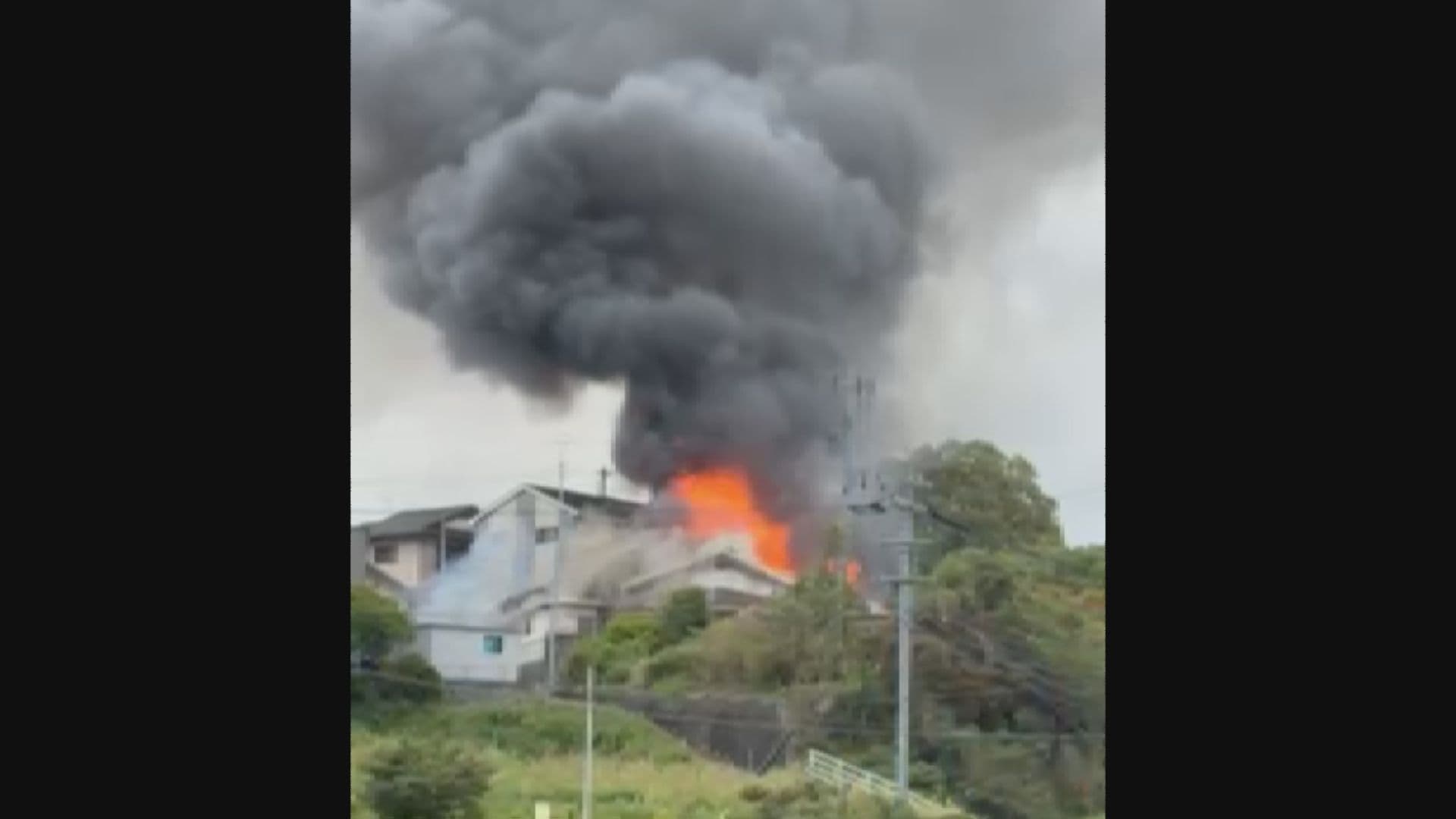｢黒い煙と炎が…｣佐世保市で木造住宅と倉庫など全焼 居住者が留守中に出火か 
