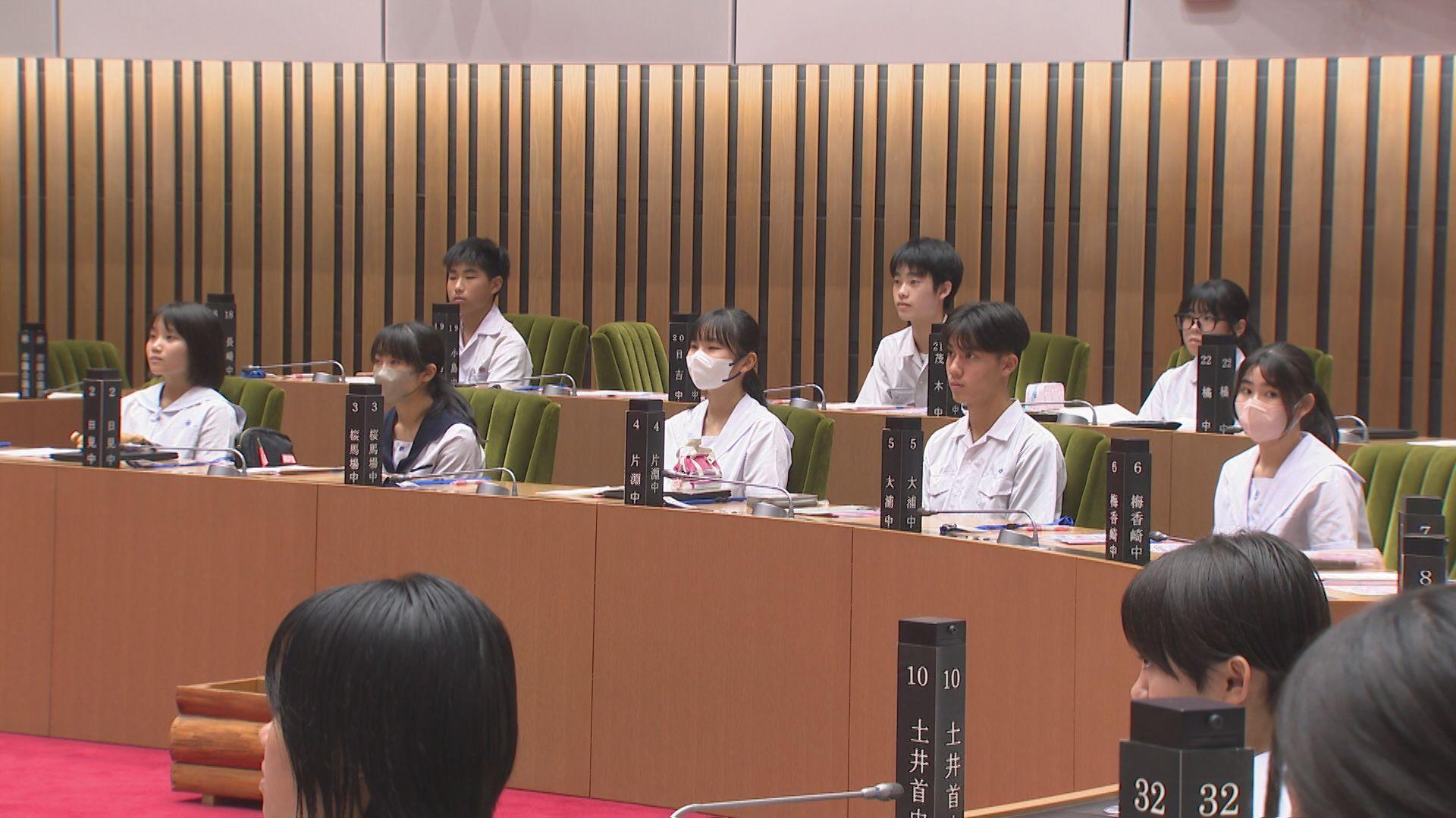 議題は「いじめゼロ実現に向けた仕組み作り」　市長に提案目指し中学生３４人が議論